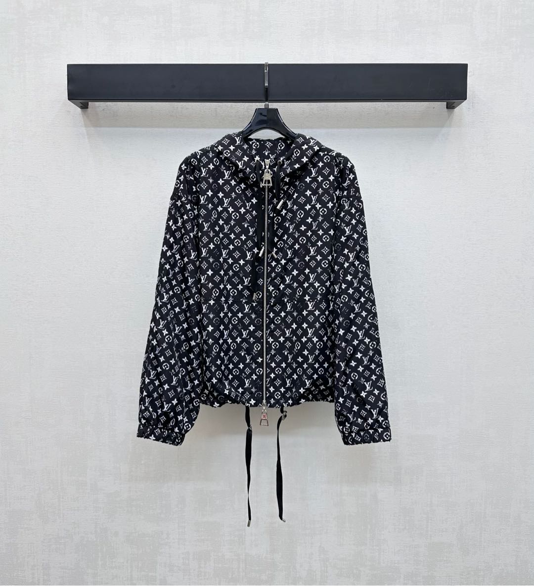 NO:461674,Louis Vuitto*2025 new product is available for the printed hooded jacket custom YB imported nylon material, crisp and stylish, with two-way engraved zipper design, combined with the elastic hooded drawstring cuffs and the adjustment of drawstring clothes to add layering, full-body printed four-leaf clover letter logo pattern elements, highlighting the brand tone, the inner breathable fishing net, full texture, surface auxiliary material development, charge jacket tailoring, can be matched with the same series of trousers, complete sets of fashionable and fashionable, can also be purchased separately, high-version 2 colors,,louis vuitton, jackets & coats, jackets & coats,hats,alexander wang19860909Louis Vuitto*2025新品上架印花连帽夹克外套定制YB进口尼龙材质 挺括有型 沿用双向刻印拉链设计 配合连帽抽绳袖口松紧搭配抽绳衣摆调节 增添造型层次感 通体满印四叶草字母徽标图案元素 彰显品牌调性 内里透气渔网 质感十足 面辅料开发 冲锋夹克外套剪裁 可搭配同系列长裤 成套穿搭时髦洋气 也可分开购入搭配  高版本2色,,louis vuitton,jackets & coats,jackets & coats,hats,alexander wang,Women's clothing