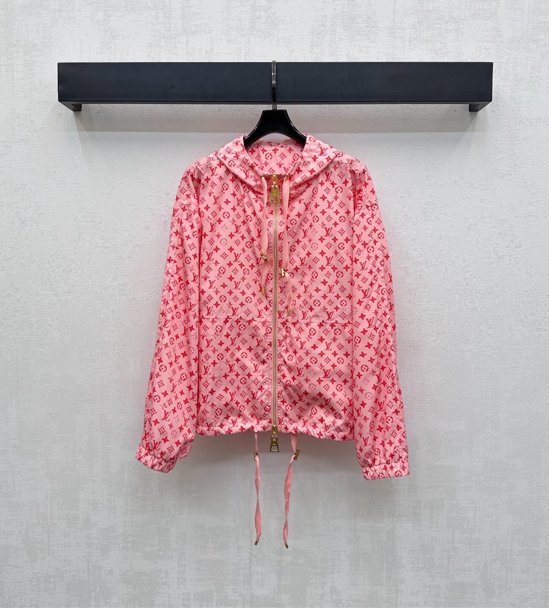 NO:461656,Louis Vuitto*2025 new product is available for the shelves of printed hooded jackets, customized YB imported nylon material, crisp and stylish, and is designed with two-way engraved zipper design. It is matched with the elasticity of the hooded drawstring cuffs and the adjustment of the drawstring hem to add layering. The whole body is full of four-leaf clover letter logo pattern elements to highlight the brand tone. The inner breathable fishing net is full of texture. The surface auxiliary material development. The charge jacket is cut. It can be matched with the same series of trousers. The set is fashionable and fashionable. You can also buy it separately. High-version 2 colors,,louis vuitton, jackets & coats, jackets & coats,hats,alexander wang19860909Louis Vuitto*2025新品上架印花连帽夹克外套定制YB进口尼龙材质 挺括有型 沿用双向刻印拉链设计 配合连帽抽绳袖口松紧搭配抽绳衣摆调节 增添造型层次感 通体满印四叶草字母徽标图案元素 彰显品牌调性 内里透气渔网 质感十足 面辅料开发 冲锋夹克外套剪裁 可搭配同系列长裤 成套穿搭时髦洋气 也可分开购入搭配  高版本2色,,louis vuitton,jackets & coats,jackets & coats,hats,alexander wang,Women's clothing