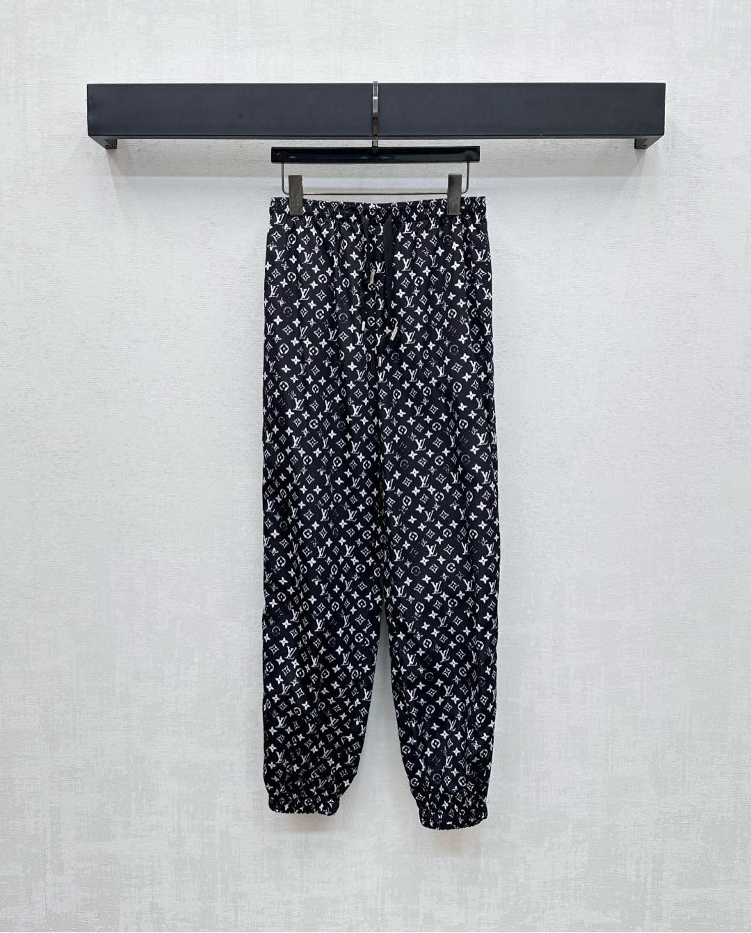 NO:461662,Louis Vuitto*2025 new product is available for printing jogging trousers customized YB imported nylon material, crisp and stylish, use elastic elastic drawstring design on waist, and adjust the elastic and tightening of the trouser legs to add layered texture, full-body printed four-leaf clover letter logo pattern elements, highlight the brand tone, breathable fishing net inside, full texture, surface auxiliary material development, drawstring trousers tailoring, can be matched with the same series of jackets, complete sets of outfits are fashionable and fashionable, can also be purchased separately, high-version 2 colors,,louis vuitton, jackets & coats,alexander wang19860909Louis Vuitto*2025新品上架印花慢跑长裤定制YB进口尼龙材质 挺括有型 沿用腰头弹力松紧抽绳设计 配合裤腿松紧收口调节 增添造型层次感 通体满印四叶草字母徽标图案元素 彰显品牌调性 内里透气渔网 质感十足 面辅料开发 抽绳束腿长裤剪裁 可搭配同系列外套 成套穿搭时髦洋气 也可分开购入搭配  高版本2色,,louis vuitton,jackets & coats,alexander wang,Women's clothing