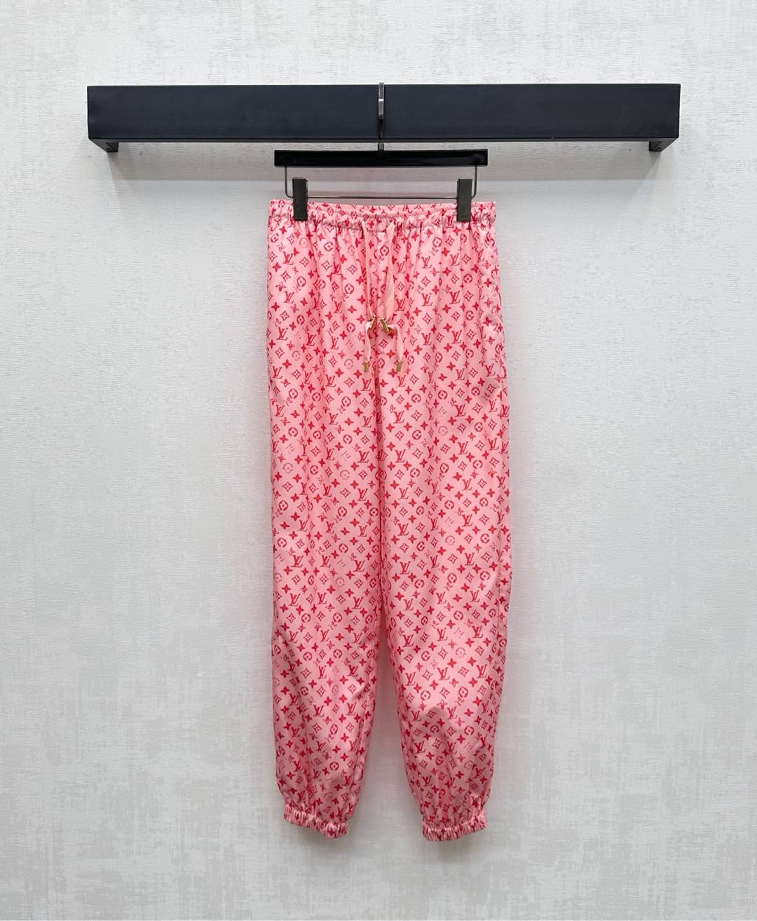 NO:461648,Louis Vuitto*2025 new product is available for printing jogging trousers customized YB imported nylon material, crisp and stylish, use elastic elastic drawstring design on waist, and adjust the elastic and tightening of the trouser legs to add layered texture, full-body printed four-leaf clover letter logo pattern elements, highlight the brand tone, breathable fishing net inside, full texture, surface auxiliary material development, drawstring trousers tailoring, can be matched with the same series of jackets, complete sets of outfits are fashionable and fashionable, can also be purchased separately, high-version 2 colors,,louis vuitton, jackets & coats,alexander wang19860909Louis Vuitto*2025新品上架印花慢跑长裤定制YB进口尼龙材质 挺括有型 沿用腰头弹力松紧抽绳设计 配合裤腿松紧收口调节 增添造型层次感 通体满印四叶草字母徽标图案元素 彰显品牌调性 内里透气渔网 质感十足 面辅料开发 抽绳束腿长裤剪裁 可搭配同系列外套 成套穿搭时髦洋气 也可分开购入搭配  高版本2色,,louis vuitton,jackets & coats,alexander wang,Women's clothing