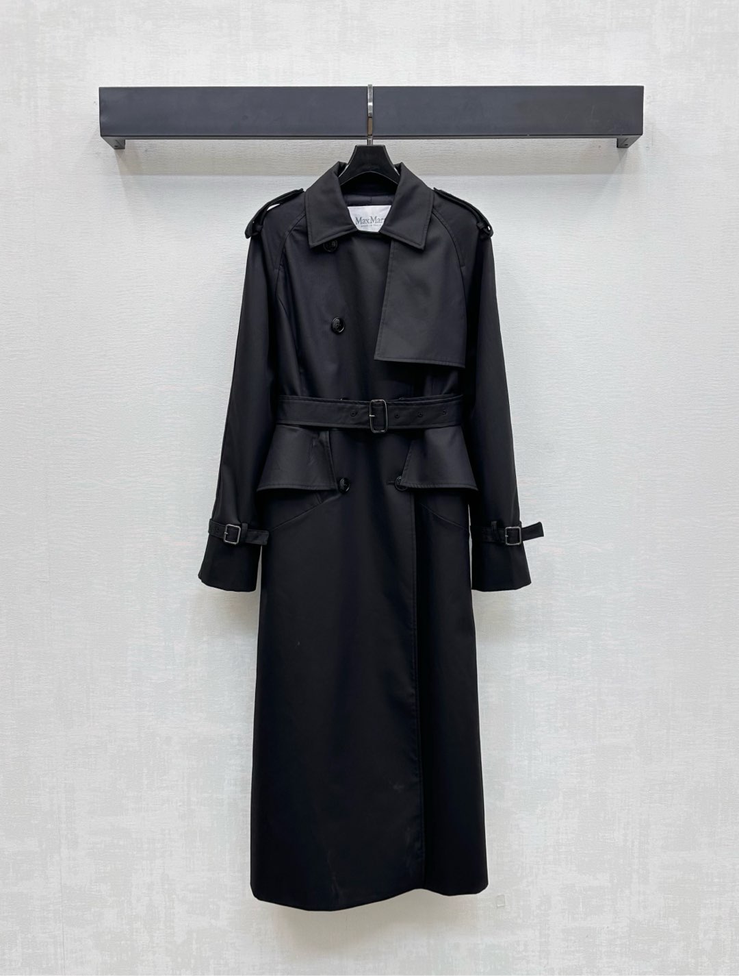 NO:461631,Maxmar*2025 new product is on the shelves belt windbreaker jacket custom YB imported twill cotton windbreaker material, crisp, comfortable and stylish, the fabric perforated adjustment at the waist, the cuffs are echoed with the front buttons, the symmetrical pocket-sized pocket-sized style design, adds overall layering, the inside is covered with iconic letters, dark lines, highlights the brand tone, the surface auxiliary material development, lapel long windbreaker tailoring, early spring fashion and elegant windbreaker, charming British elegance, high-end version,, jackets & coats,alexander wang19860909Maxmar*2025新品上架腰带风衣外套定制YB进口斜纹棉风衣材质 挺括舒适有型 腰间本布穿孔调节 与袖口相互呼应 前襟钮扣搭配对称插兜口袋版型设计 增添整体层次感 内里满铺标志性字母暗纹元素 彰显品牌调性 面辅料开发 翻领长款风衣剪裁 早春时尚优雅风衣 气质魅力英伦优雅  高版本,,jackets & coats,alexander wang,Women's clothing