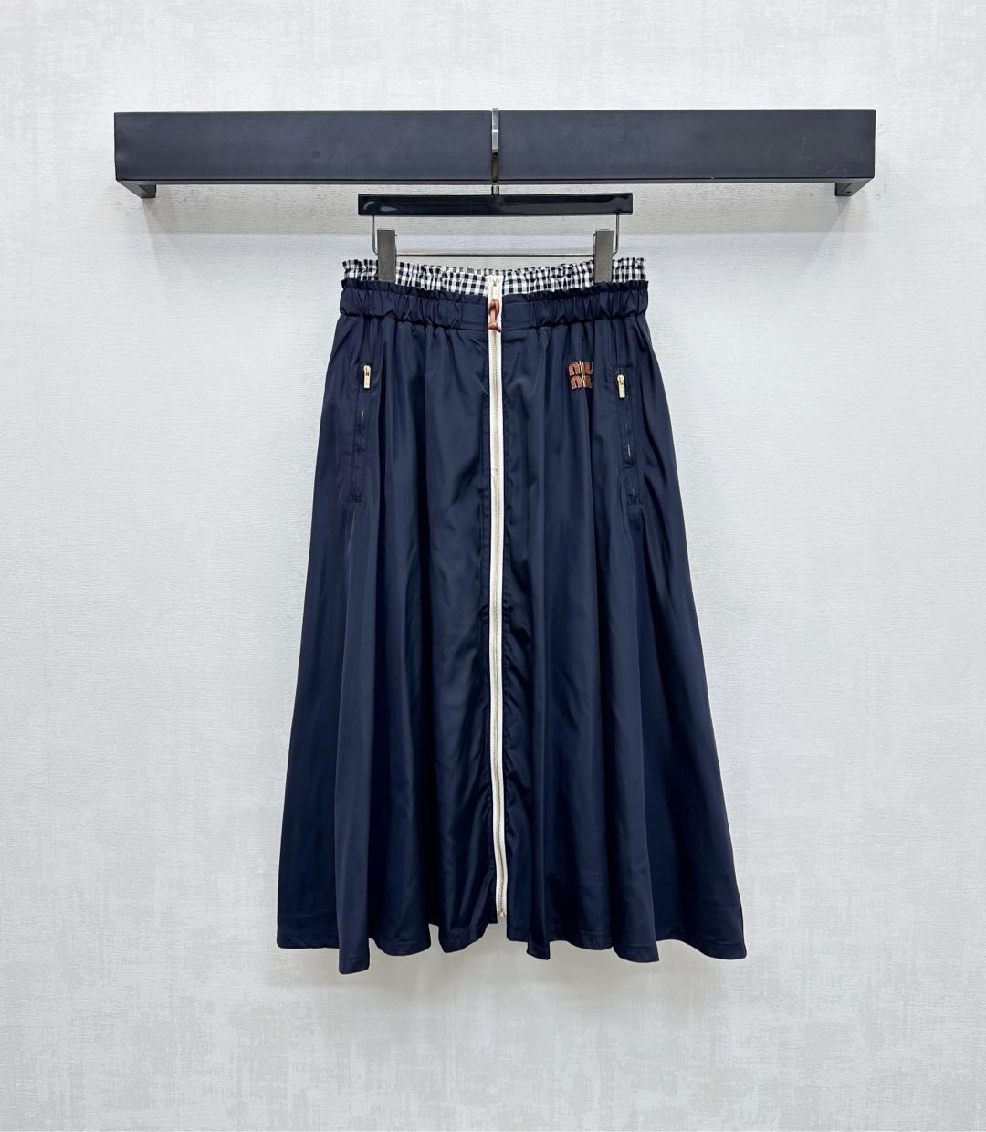 NO:464108,Miumi*2025 new product is on the shelves of spliced ​​pleated skirts, custom YB imported nylon material, texture is shiny, smooth and comfortable, waist elastic band is decorated with spliced ​​plaid plaid shirt design, and the waist is decorated with iconic letter logo decoration, highlight the brand tone, use open-clad leather zipper adjustment, matched with symmetrical zipper pocket style treatment, lighting up details, add styling layering, surface auxiliary materials development, high-waist pleated skirt tailoring, daily commuting outfit is simple and high-end, versatile and fashionable, high-end version,,miumiu, skirts,shirts,alexander wang19860909Miumi*2025新品上架拼接压褶半裙定制YB进口尼龙材质 质感光泽 垂顺舒适 腰部松紧带饰以拼接格纹衬衫设计 配合腰侧融入标志性字母徽标装饰 彰显品牌调性 沿用开襟皮革拉链调节 搭配对称拉链口袋版型处理 点亮细节 增添造型层次感 面辅料开发 高腰压褶半裙剪裁 日常通勤穿搭简约高级 百搭时髦 高版本,,miumiu,skirts,shirts,alexander wang,Women's clothing