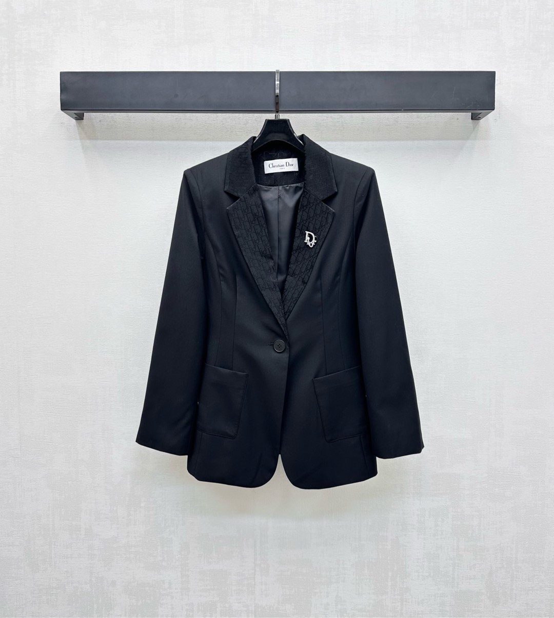 NO:464049,Dio*2025 new product lapel brooch suit jacket customized YB imported suit material is crisp, comfortable and stylish. The wreck collar extends to the hem and incorporates the iconic letter dark pattern elements. It is decorated with the neckline and embellishes the pearl brooch logo decoration to highlight the brand tone. Symmetrical pocket style is matched with the waist slit design to add styling layering. Facial accessories development. Front shoulder blazer tailoring. Daily commuting outfit is simple and high-end. Outstanding and fashionable. High-end version,,dior,jackets & coats,business suit,brooch,breastpin,alexander wang19860909Dio*2025新品上架翻领胸针西装外套定制YB进口西服材质 挺括舒适有型 枪驳领延伸至下摆融入标志性字母暗纹元素 配合领口点缀珍珠胸针徽标装饰 彰显品牌调性 对称口袋版型搭配后腰开衩设计 增添造型层次感 面辅料开发 正肩西装外套剪裁 日常通勤穿搭简约高级 出彩时髦 高版本,,dior,jackets & coats,business suit,brooch，breastpin,alexander wang,Women's clothing