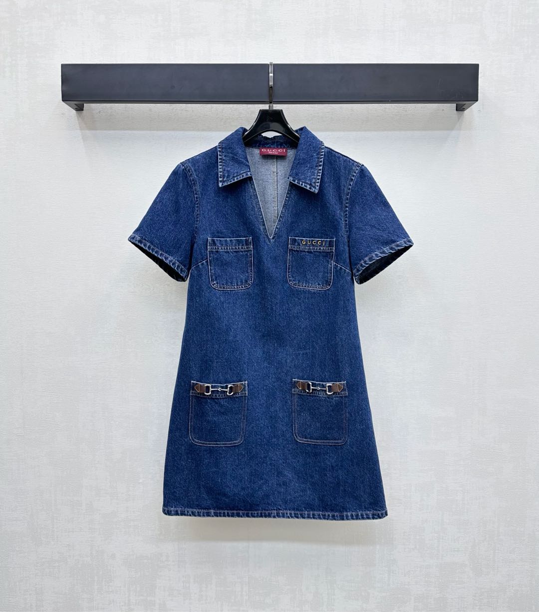 NO:464024,Gucc*2025 new product lapel denim dress customized YB imported twill cotton denim material, crisp, comfortable and stylish, enzyme washing process, not easy to fade, iconic letter embroidery logo decoration on the single side pocket on the chest, combined with symmetrical pockets in waist and hips, horseshoe buckle decoration, highlights the brand tone, simple and high-end upper body, adds styling layering, surface auxiliary material development, short-sleeved dress tailoring, upper body elegant retro, essential outfits for casual commuting and dates, high-end version, gucci, skirts, T-shirt, alexander wang19860909Gucc*2025新品上架翻领牛仔连衣裙定制YB进口斜纹棉牛仔材质 挺括舒适有型 酵素水洗工艺 不易掉色串色 胸前单侧口袋融入标志性字母刺绣徽标装饰 配合腰胯对称口袋马蹄链扣装点 彰显品牌调性 上身简约高级 增添造型层次感 面辅料开发 短袖连衣裙剪裁 上身优雅复古 休闲通勤约会必备穿搭  高版本,,gucci,skirts,T-shirt,alexander wang,Women's clothing