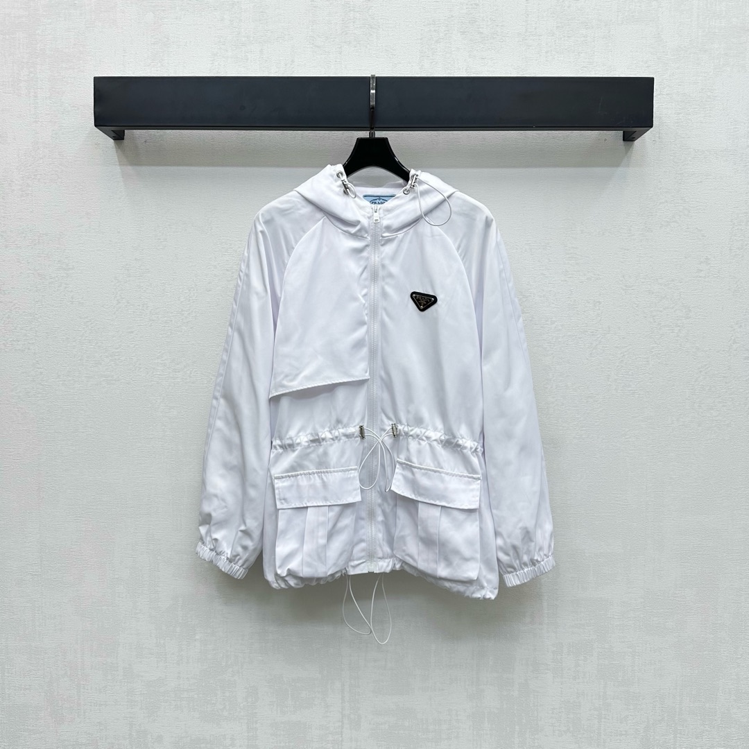NO:464078,Prad*2025 new product launches with hooded long-sleeved jacket customized YB imported nylon material, sleek and comfortable, crisp and stylish, use open zipper adjustment, matched with drawstring design, add layering, incorporate iconic triangle logo decoration on the chest, matched with symmetrical flip pocket shape, lit details, highlight the brand tone, surface auxiliary material development, hooded zipper jacket tailoring, daily commuting simple and high-end, brilliant and fashionable, high-end version 2 colors,,prada, jackets & coats,hats,alexander wang19860909Prad*2025新品上架连帽长袖外套定制YB进口尼龙材质 垂顺舒适 挺括有型 沿用开襟拉链调节 配合抽绳设计 增添造型层次感 胸前融入标志性三角徽标装饰 搭配对称翻盖口袋造型 点亮细节 彰显品牌调性 面辅料开发 连帽拉链外套剪裁 日常通勤简约高级 出彩时髦  高版本2色,,prada,jackets & coats,hats,alexander wang,Women's clothing