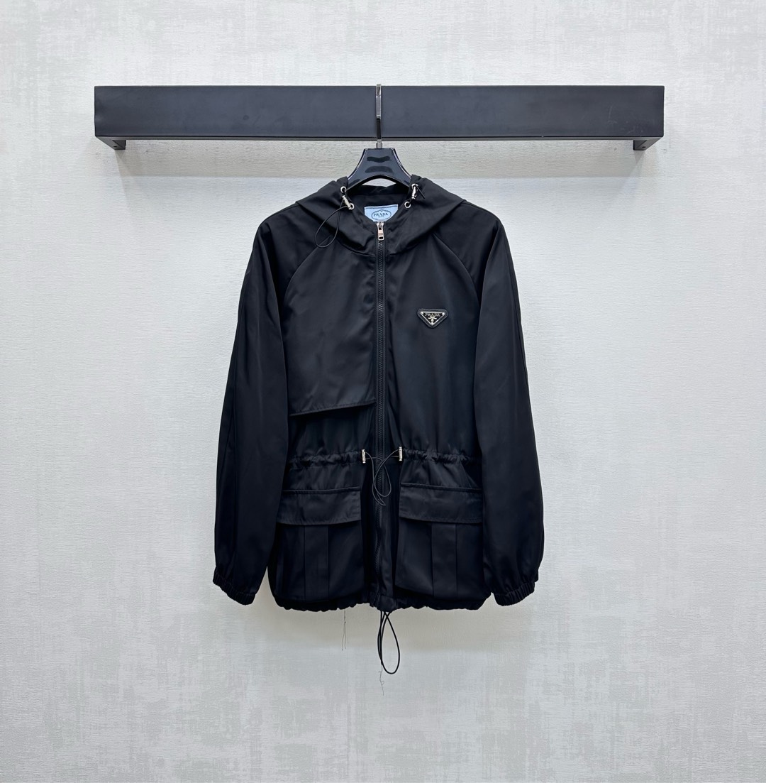 NO:464061,Prad*2025 new product launches with hooded long-sleeved jacket customized YB imported nylon material, sleek and comfortable, crisp and stylish, use open zipper adjustment, matched with drawstring design, add layering, incorporate iconic triangle logo decoration on the chest, matched with symmetrical flip pocket shape, lit details, highlight the brand tone, surface auxiliary material development, hooded zipper jacket tailoring, daily commuting simple and high-end, brilliant and fashionable, high-end version 2 colors,,prada, jackets & coats,hats,alexander wang19860909Prad*2025新品上架连帽长袖外套定制YB进口尼龙材质 垂顺舒适 挺括有型 沿用开襟拉链调节 配合抽绳设计 增添造型层次感 胸前融入标志性三角徽标装饰 搭配对称翻盖口袋造型 点亮细节 彰显品牌调性 面辅料开发 连帽拉链外套剪裁 日常通勤简约高级 出彩时髦  高版本2色,,prada,jackets & coats,hats,alexander wang,Women's clothing