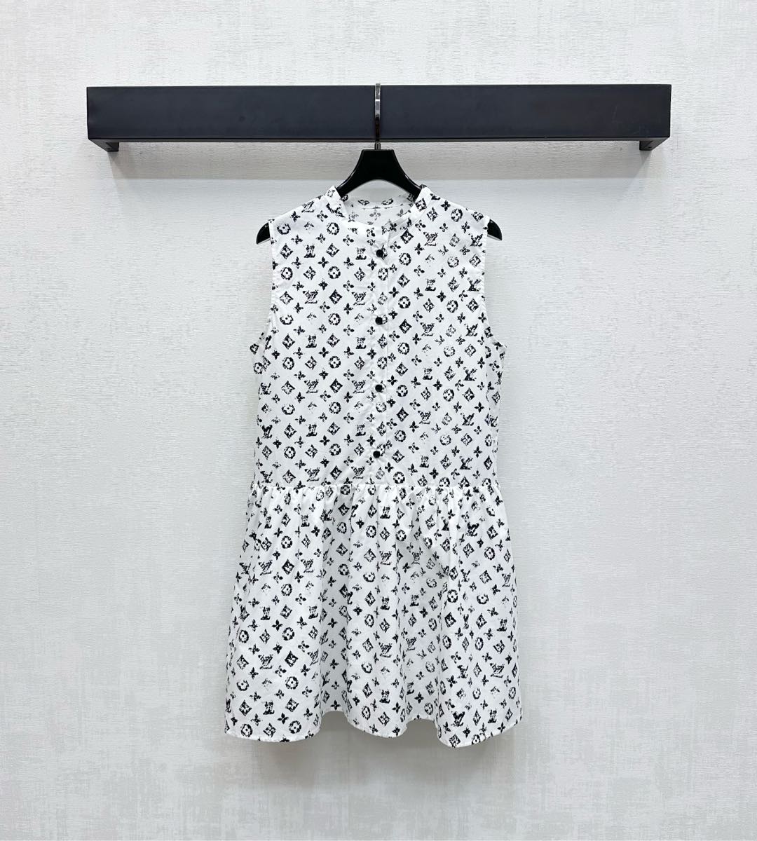 NO:464080,Louis Vuitto*2025 new product stand-alone printed vest skirt, customized YB imported twill cotton material, breathable and comfortable, full texture, half-pallet button adjustment is easy to put on and off, combined with the pleated skirt design, add layered look, the whole body is full of iconic four-leaf clover letter pattern elements, highlighting the brand tone, surface auxiliary material development, pleated sleeveless dress tailoring, upper body simple and high-end, essential items for daily commuting and date, high version 2 colors,,louis vuitton, skirts, alexander wang19860909Louis Vuitto*2025新品上架立领印花背心裙 定制YB进口斜纹全棉材质 透气舒适 质感十足 半开襟纽扣调节方便穿脱 配合压褶裙摆设计 增添造型层次感 通体印满标志性四叶草字母图案元素 彰显品牌调性 面辅料开发 压褶无袖连衣裙剪裁 上身简约高级 日常通勤约会必备单品 高版本2色,,louis vuitton,skirts,alexander wang,Women's clothing