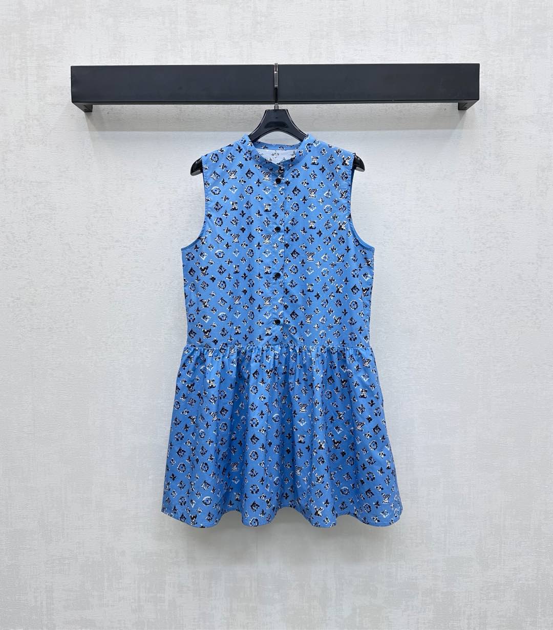 NO:464094,Louis Vuitto*2025 new product stand-alone printed vest skirt, customized YB imported twill cotton material, breathable and comfortable, full texture, half-pallet button adjustment is easy to put on and off, combined with the pleated skirt design, add layered look, the whole body is full of iconic four-leaf clover letter pattern elements, highlighting the brand tone, surface auxiliary material development, pleated sleeveless dress tailoring, upper body simple and high-end, essential items for daily commuting and date, high version 2 colors,,louis vuitton, skirts, alexander wang19860909Louis Vuitto*2025新品上架立领印花背心裙 定制YB进口斜纹全棉材质 透气舒适 质感十足 半开襟纽扣调节方便穿脱 配合压褶裙摆设计 增添造型层次感 通体印满标志性四叶草字母图案元素 彰显品牌调性 面辅料开发 压褶无袖连衣裙剪裁 上身简约高级 日常通勤约会必备单品 高版本2色,,louis vuitton,skirts,alexander wang,Women's clothing