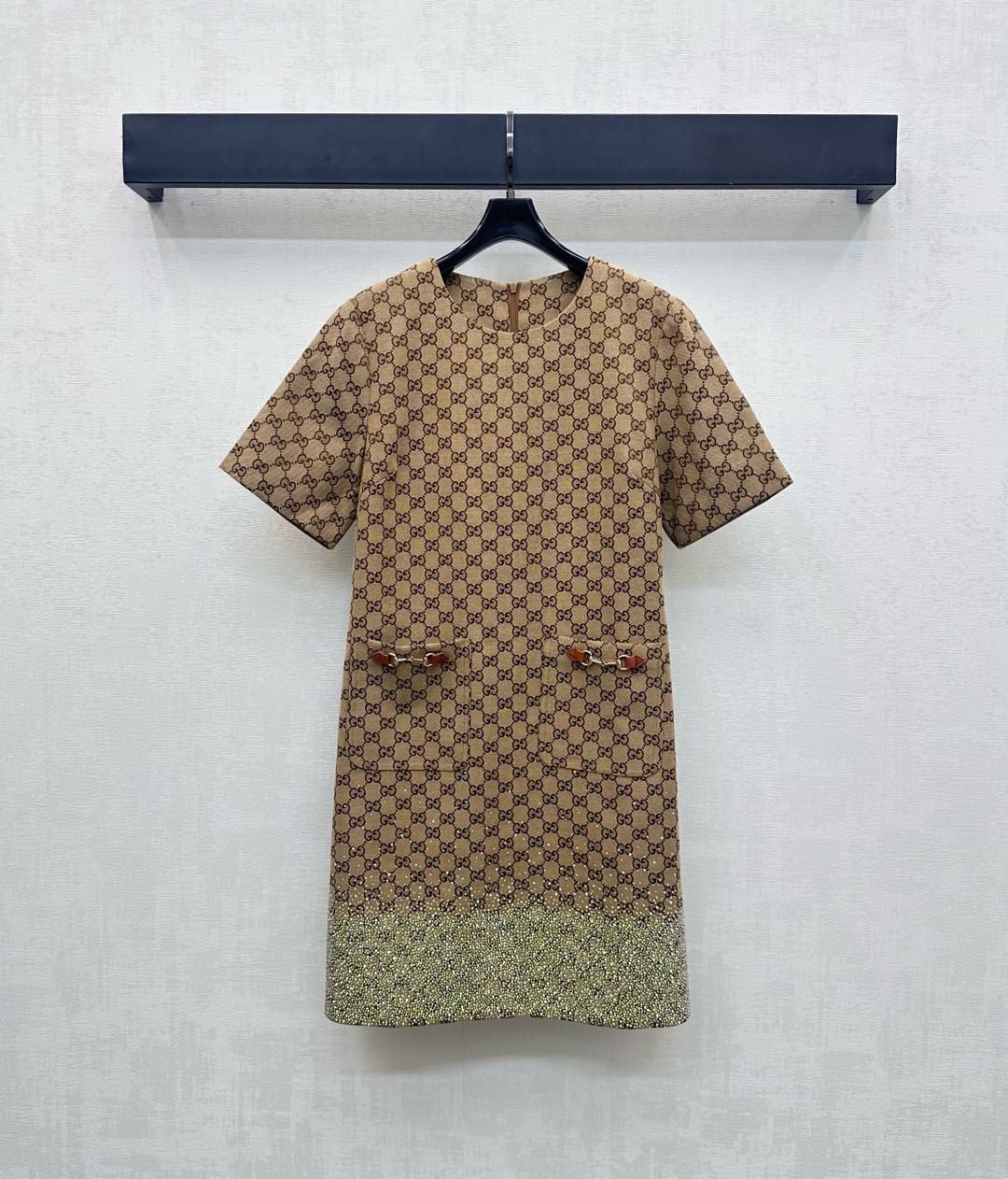 NO:464063,Gucc*2025 new product is on the shelves of Jacquard, Diamond Short-sleeved Dress Customized YB imported jacquard material, high-quality and delicate texture, the whole body is covered with iconic double G letter jacquard elements, combined with the waist and hip symmetrical pocket horseshoe buckle, highlighting the brand tone The hem of the skirt is combined with the density of hot diamonds to scatter the starry sky, adding a sense of styling, facial auxiliary materials development, round neck short-sleeved dress tailoring, upper body retro and advanced, easy to control for daily commuting, date and leisure, series development zone, high-end version, gucci, skirts, T-shirt, alexander wang19860909Gucc*2025新品上架提花烫钻短袖连衣裙定制YB进口提花材质 质感高级细腻 通体铺满标志性双G字母提花元素 配合腰胯对称口袋马蹄链扣装点 彰显品牌调性 裙摆沿用烫钻疏密分布组合成散射星空效果 增添造型层次感 面辅料开发 圆领短袖连衣裙剪裁 上身复古高级 日常通勤约会休闲都可轻松驾驭 系列开发区 高版本,,gucci,skirts,T-shirt,alexander wang,Women's clothing