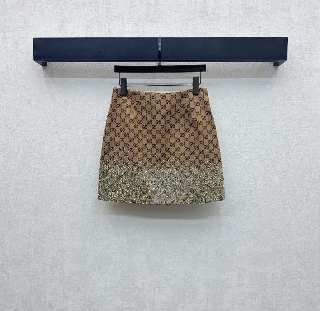 NO:464036,Gucc*2025 new product is on the shelves of Jacquard and Diamond Skirt Customized YB imported jacquard material, high-quality and delicate texture, the whole body is covered with iconic double G letter jacquard elements, paired with rear hip pockets, horseshoe buckle decoration, highlighting the brand tone The hem of the skirt is combined with dense distribution of hot diamonds to scatter the starry sky, adding a sense of styling, facial auxiliary materials development, high-waist micro A short skirt cut, can be matched with the same series of short-sleeved tops, retro and advanced upper body, easy to control for daily commuting, date and leisure, high-end version, gucci, skirts, T-shirt, alexander wang19860909Gucc*2025新品上架提花烫钻半裙定制YB进口提花材质 质感高级细腻 通体铺满标志性双G字母提花元素 搭配后臀口袋点缀马蹄链扣装饰 彰显品牌调性 裙摆沿用烫钻疏密分布组合成散射星空效果 增添造型层次感 面辅料开发 高腰微A短裙剪裁 可搭配同系列短袖上衣 上身复古高级 日常通勤约会休闲都可轻松驾驭 高版本,,gucci,skirts,T-shirt,alexander wang,Women's clothing