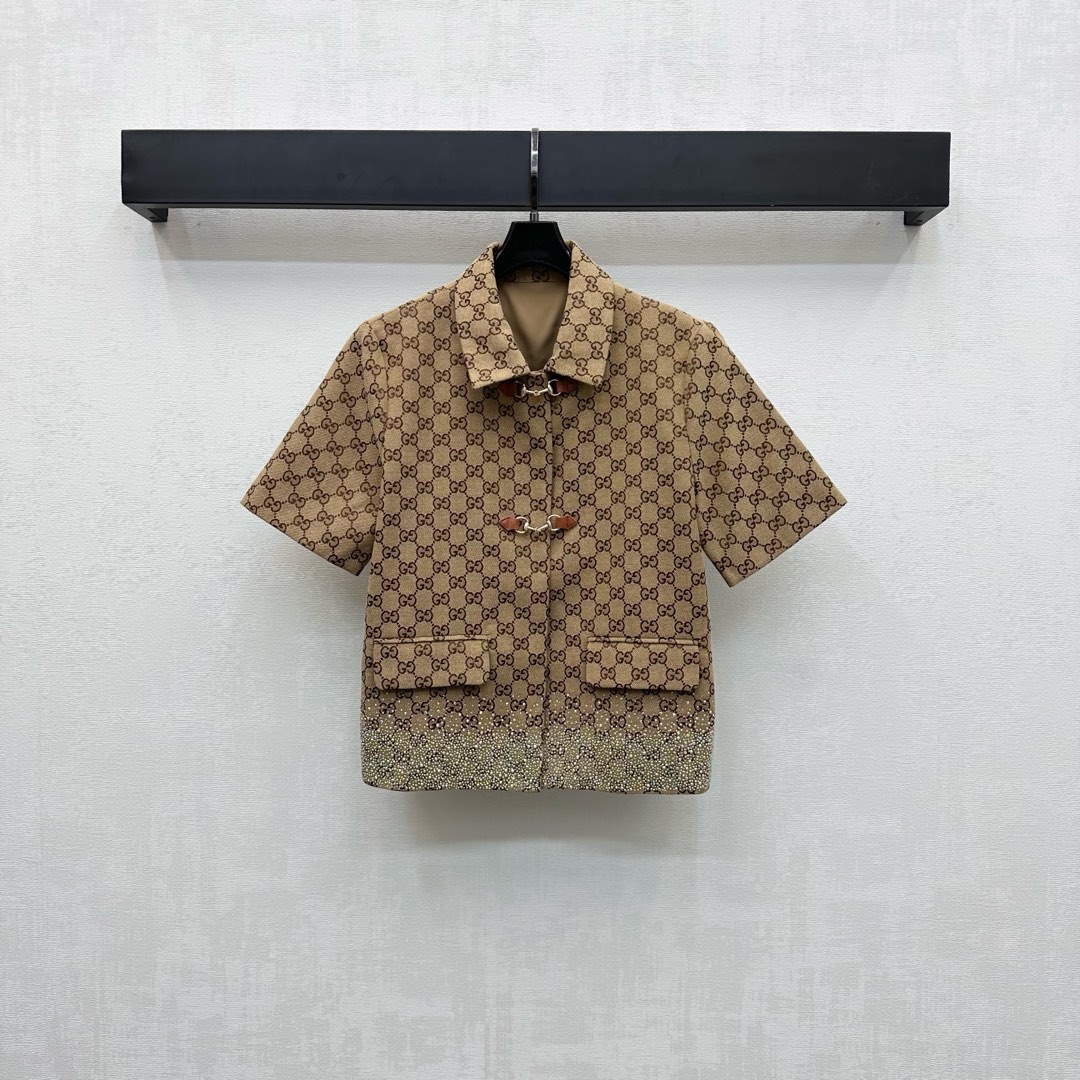 NO:464051,Gucc*2025 new product launches on the shelves of Jacquard, diamond short-sleeved tops, customized YB imported jacquard material, high-end and delicate texture, full of iconic double G letter jacquard elements, matched with horseshoe buckles, highlighting the brand tone, the hem is densely distributed with iron diamonds to form a scattered starry sky effect, adding layered shapes, surface auxiliary materials development, lapel short-sleeved top cut, can be matched with skirts in the same series, retro and advanced upper body, easy to control for daily commuting, date and leisure, high-end version, gucci, skirts, T-shirt, alexander wang19860909Gucc*2025新品上架提花烫钻短袖上衣定制YB进口提花材质 质感高级细腻 通体铺满标志性双G字母提花元素 搭配前襟沿用马蹄链扣装点 彰显品牌调性 下摆沿用烫钻疏密分布组合成散射星空效果 增添造型层次感 面辅料开发 翻领短袖上衣剪裁 可搭配同系列半裙 上身复古高级 日常通勤约会休闲都可轻松驾驭 高版本,,gucci,skirts,T-shirt,alexander wang,Women's clothing