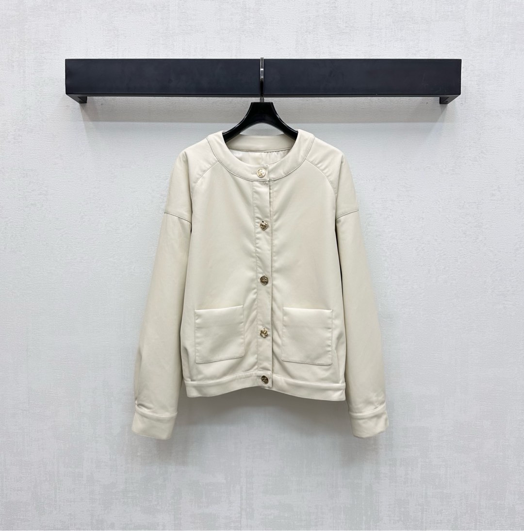 NO:465742,Chane*2025 new product is on the shelves of round neck leather jacket, custom YB imported leather material, smooth and smooth, silhouette, shoulder-drop style and symmetrical pocket decoration, add layering, front closure printed double C letter closure buckle adjustment design, highlight the brand tone, surface auxiliary material development, round neck straight shoulder jacket tailoring, can be matched with wide-leg trousers in the same series, complete set of styles, high-end version 36 38 40,,chanel, jackets & coats,alexander wang19860909Chane*2025新品上架圆领皮革外套定制YB进口皮革材质 光泽垂顺 廓形落肩版型配合对称口袋装饰 增添造型层次感 前襟印刻双C字母襟扣调节设计 彰显品牌调性 面辅料开发 圆领正肩外套剪裁 可搭配同系列阔腿长裤 成套穿搭气质高级  高版本36 38 40,,chanel,jackets & coats,alexander wang,Women's clothing
