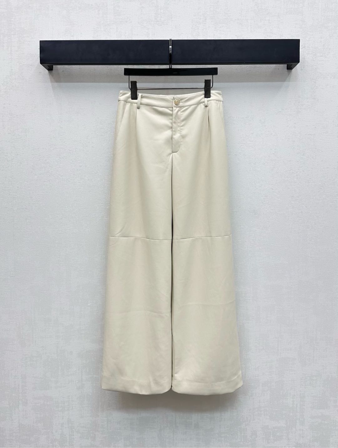 NO:465737,Chane*2025 new product is on the shelves of round neck leather jackets, custom YB imported leather material, gloss and slouch, the split line at the knees and the symmetrical pocket decoration of the back hips, adding layered look, double C letter closure adjustment design of waist head, highlighting the brand tone, surface auxiliary material development, high waist wide-leg trousers tailoring, can be matched with the same series of jackets, complete sets of wear temperament, high-end version 36 38 40,,chanel, jackets & coats,alexander wang19860909Chane*2025新品上架圆领皮革外套定制YB进口皮革材质 光泽垂顺 膝盖处分割线配合后臀对称口袋装饰 增添造型层次感 腰头印刻双C字母襟扣调节设计 彰显品牌调性 面辅料开发 高腰阔腿长裤剪裁 可搭配同系列外套 成套穿搭气质高级  高版本36 38 40,,chanel,jackets & coats,alexander wang,Women's clothing