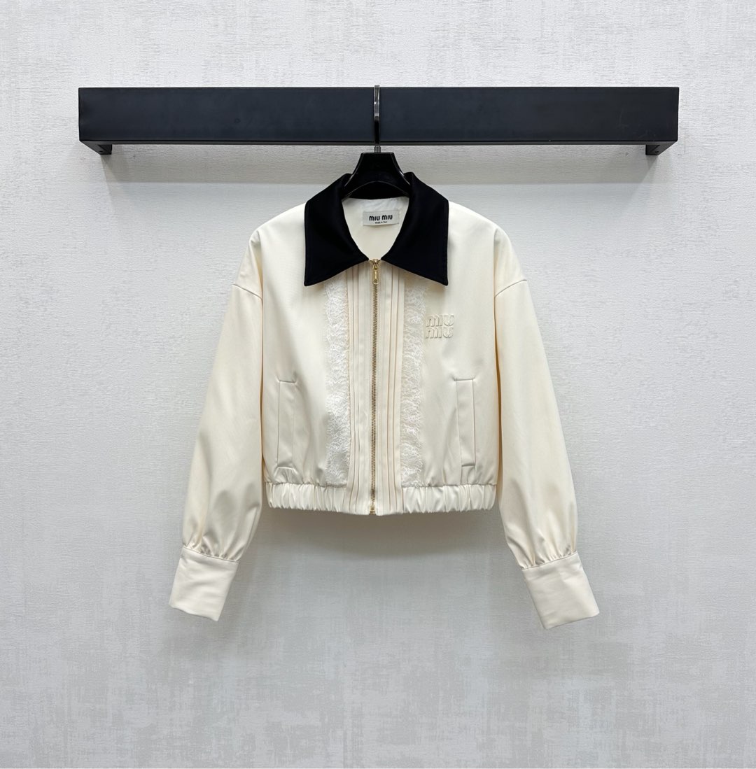 NO:464096,Miumi*2025 new product is available for contrasting collar lace jacket custom YB imported twill cotton material breathable and comfortable, full texture, voxel color and spliced ​​black collar design to add layering, simple and high-end, cuffs narrowed, hem elastic and fit the body, lighter and more flexible, decorated with the iconic letter logo on the chest, highlighting the brand tone, the front zipper is treated with pleated lace details, rich visual effects, surface auxiliary materials development, lapel zipper jacket tailoring, enhance the fashion of outdoor activities, casual wear, fashionable, high-end version,,miumiu, jackets & coats, jackets & coats, alexander wang19860909Miumi*2025新品上架撞色领花边外套定制YB进口斜纹棉材质 透气舒适 质感十足 通体素色配合拼接黑色领边设计 增添造型层次感 简约高级 袖口收窄下摆松紧弹力贴合身型 更轻便灵活 配合胸前标志性字母徽标点缀装饰 彰显品牌调性 前襟拉链两侧以压褶蕾丝花边细节处理 丰富视觉效果 面辅料开发 翻领拉链夹克外套剪裁 提升户外活动穿搭的时尚度 随意外搭出彩时髦 高版本,,miumiu,jackets & coats,jackets & coats,alexander wang,Women's clothing