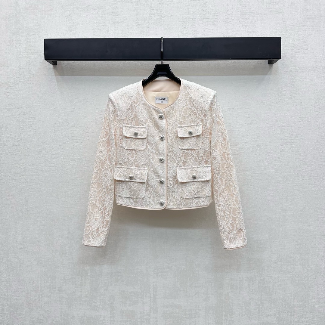 NO:464140,Chane*2025 new product is on the shelves of heavy industry lace dress jackets custom YB imported embroidery material, high-end and stylish, the front shoulder bag edge contour outlines the shoulder neck line, matched with symmetrical flip pocket decoration, adds layering, full of embroidered lace texture design, highlights the brand tone, rich fashion matching, shows romantic and gorgeous style, surface auxiliary material development, round neck cardigan jacket tailoring, can be worn alone or as coat layered, matched at will, relaxed and fashionable, full temperament, high-end version 36 38 40,,chanel, jackets & coats,alexander wang19860909Chane*2025新品上架重工蕾丝洋装外套定制YB进口绣花材质 高级有型 正肩包边轮廓线勾勒肩颈线条 配合对称翻盖口袋装饰 增添造型层次感 通体满铺绣花蕾丝肌理设计 彰显品牌调性 丰富时尚搭配度 展现浪漫华丽风格 面辅料开发 圆领开衫外套剪裁 可单穿或作外套叠穿 随意搭配松弛时髦 气质十足  高版本36 38 40,,chanel,jackets & coats,alexander wang,Women's clothing