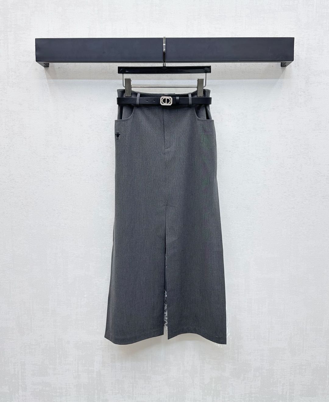 NO:464109,Dio*2025 new product is on the shelves of spliced ​​lace slit skirt custom YB imported cotton material, glossy and breathable and comfortable. The skirt is decorated with slit lace splicing design, adjusted with the waist metal buckle belt to add layering to the styling. Side embroidery CD bee logo embellishment to highlight the brand tone. Medium-length style effectively covers the flesh and easily outlines the beauty of the human body. Facial auxiliary materials development. High-waist long skirt cuts. Easy to wear and show the charm of long legs. Daily commuting. Fashionable and fashionable. High-version 2 colors,,dior, skirts,alexander wang19860909Dio*2025新品上架拼接蕾丝开衩半裙定制YB进口人棉材质 光泽透气舒适 裙摆饰以开衩蕾丝拼接设计 配合腰间金属扣皮带调节装饰 增添造型层次感 侧边刺绣CD蜜蜂徽标点缀 彰显品牌调性 中长款式有效遮肉 轻松勾勒人体曲线美 面辅料开发 高腰长半裙剪裁 轻松穿出长腿魅力 日常通勤随意驾驭 时髦洋气  高版本2色,,dior,skirts,alexander wang,Women's clothing