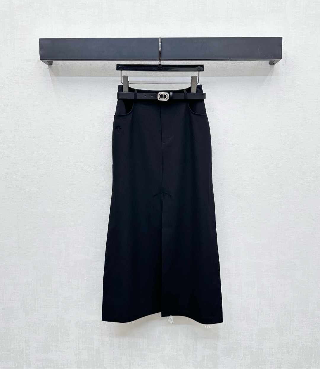 NO:464121,Dio*2025 new product is on the shelves of spliced ​​lace slit skirt custom YB imported cotton material, glossy and breathable and comfortable. The skirt is decorated with slit lace splicing design, adjusted with the waist metal buckle belt to add layering to the styling. Side embroidery CD bee logo embellishment to highlight the brand tone. Medium-length style effectively covers the flesh and easily outlines the beauty of the human body. Facial auxiliary materials development. High-waist long skirt cuts. Easy to wear and show the charm of long legs. Daily commuting. Fashionable and fashionable. High-version 2 colors,,dior, skirts,alexander wang19860909Dio*2025新品上架拼接蕾丝开衩半裙定制YB进口人棉材质 光泽透气舒适 裙摆饰以开衩蕾丝拼接设计 配合腰间金属扣皮带调节装饰 增添造型层次感 侧边刺绣CD蜜蜂徽标点缀 彰显品牌调性 中长款式有效遮肉 轻松勾勒人体曲线美 面辅料开发 高腰长半裙剪裁 轻松穿出长腿魅力 日常通勤随意驾驭 时髦洋气  高版本2色,,dior,skirts,alexander wang,Women's clothing