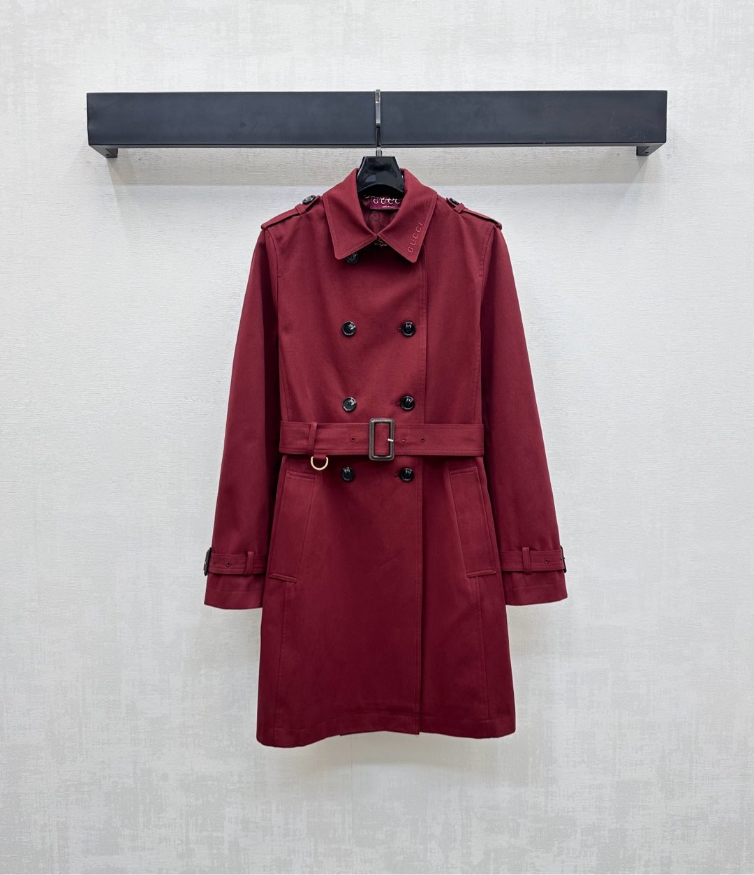 NO:465723,Gucc*2025 new product lapel belt windbreaker jacket custom YB imported twill cotton material comfortable and breathable, crisp and stylish, perforated waist cloth adjustment, echoing the cuffs, adding an overall sense of layering, the inside is full of iconic double G diamond print elements, highlighting the brand tone, surface auxiliary material development, lapel medium-length windbreaker tailoring, early autumn fashionable and elegant windbreaker, temperament charming, British elegance, high-end, gucci, jackets & coats, alexander wang19860909Gucc*2025新品上架翻领腰带风衣外套定制YB进口斜纹全棉材质 舒适透气 挺括有型 腰间本布穿孔腰带调节 与袖口相互呼应 增添整体层次感 内里满铺标志性双G菱格印花元素 彰显品牌调性 面辅料开发 翻领中长款风衣剪裁 早秋时尚优雅风衣 气质魅力英伦优雅  高版本,,gucci,jackets & coats,alexander wang,Women's clothing