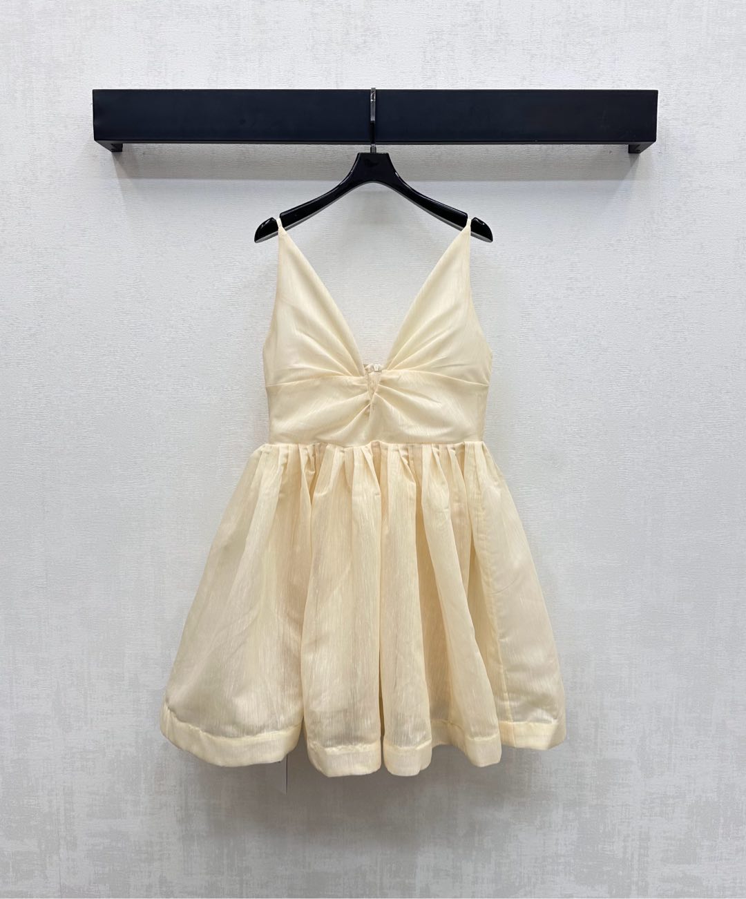 NO:465734,Zimmerman*2025 new product on-sling dress custom YB imported twill material, smooth and comfortable, full texture, used pleated skirt hem, used half-clad zipper adjustment design with the back waist, convenient to put on and take off, highlighting the brand tone, facial auxiliary material development, suspender vest skirt tailoring, daily commuting and date wear simple and atmospheric, brilliant and fashionable, high-end version, skirts, alexander wang19860909Zimmerman*2025新品上架吊带连衣裙定制YB进口斜纹绸材质 垂顺舒适 质感十足 沿用压褶裙摆处理 配合后腰沿用半开襟拉链调节设计 方便穿脱 彰显品牌调性 面辅料开发 吊带背心裙剪裁 日常通勤约会穿搭简约大气 出彩时髦 高版本,,skirts,alexander wang,Women's clothing