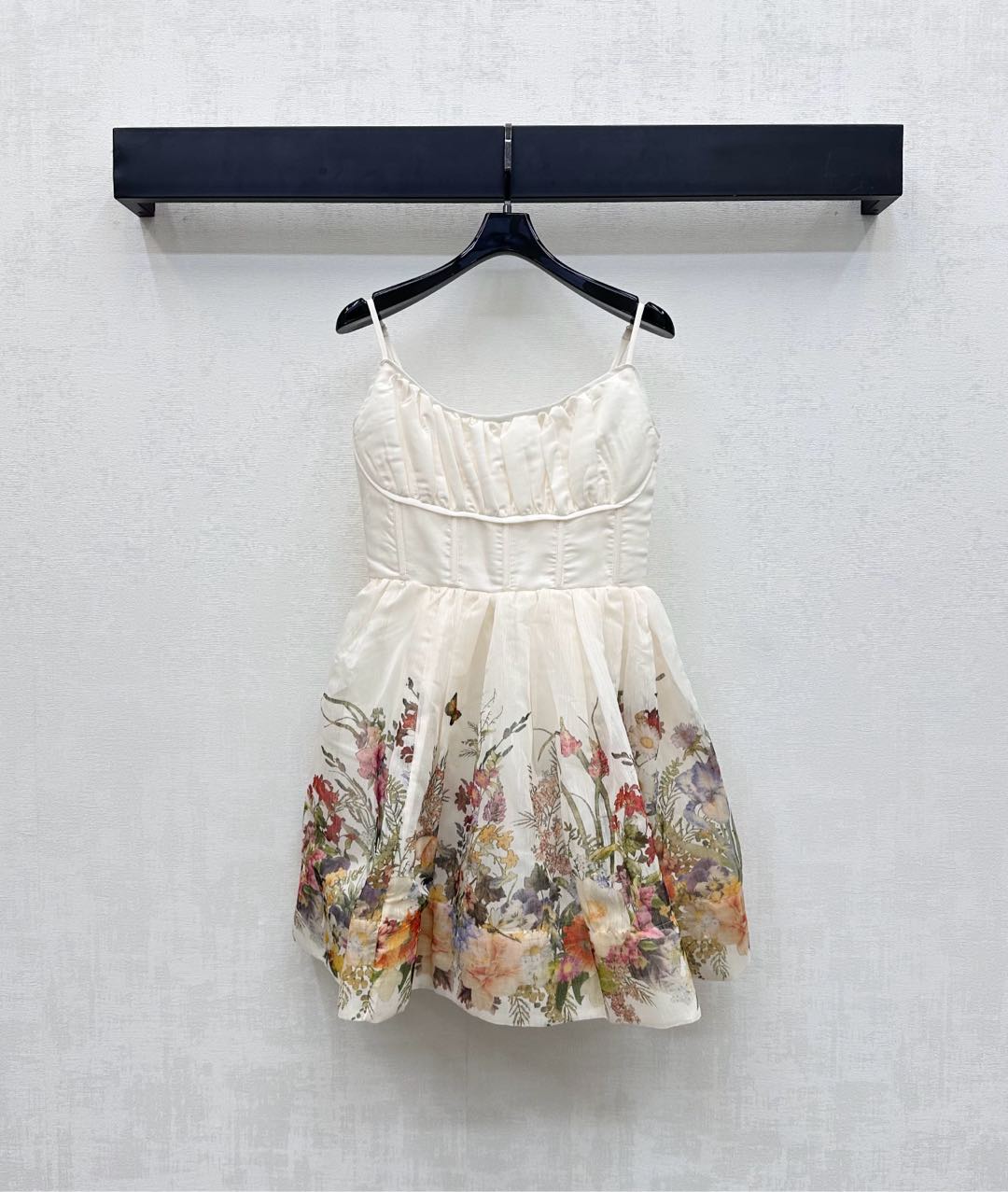 NO:465720,Zimmerman*2025 new product is on the shelves of printed suspender dresses, customized with YB imported linen material, hangs and comfortable, full texture, the skirt is printed with flowers and branches and leaves pattern elements, highlighting the brand tone, the back waist is adjusted with a half-clad zipper to facilitate putting on and taking off, adding a sense of styling, facial auxiliary material development, suspender dress tailoring, daily commuting and date wear simple and atmospheric, brilliant and fashionable, high-end version, skirts, alexander wang19860909Zimmerman*2025新品上架印花吊带连衣裙定制YB进口亚麻材质 垂顺舒适 质感十足 裙摆印满花朵枝叶图案元素 彰显品牌调性 后腰沿用半开襟拉链调节设计 方便穿脱 增添造型层次感 面辅料开发 吊带连衣裙剪裁 日常通勤约会穿搭简约大气 出彩时髦 高版本,,skirts,alexander wang,Women's clothing