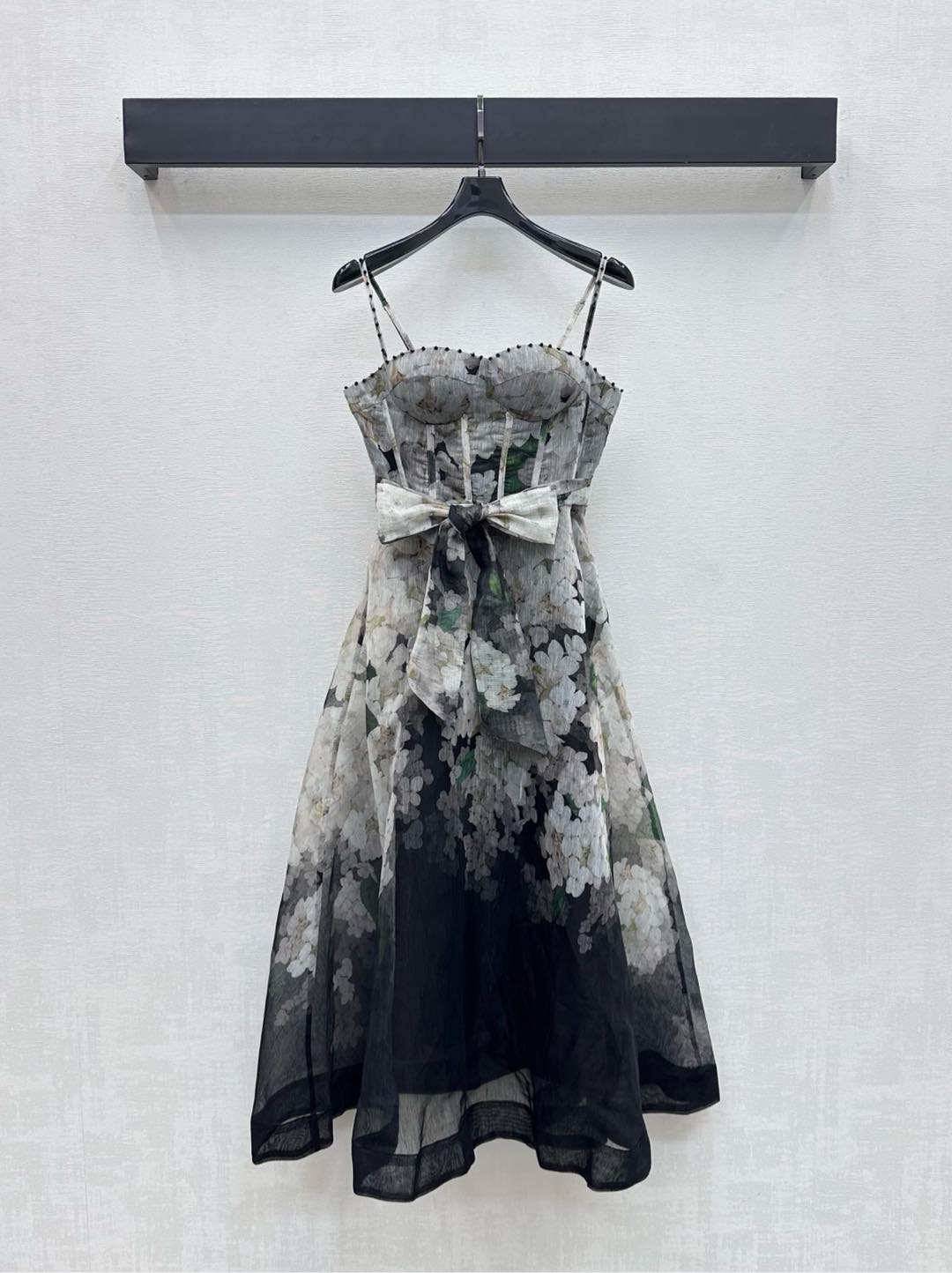 NO:465749,Zimmerman*2025 new product is on the shelves of suspender printed dress, customized with YB imported twill material, hangs and comfortable, full texture, waist decoration is adjusted with this cloth lace-up, and adjusts the design with half-clad zipper to facilitate putting on and off, adding layered look, full of flower pattern elements, facial auxiliary materials development, suspender vest skirt tailoring, upper body high-end slimming, commuter date dress essential items High-end version, skirts, alexander wang19860909Zimmerman*2025新品上架吊带印花连衣裙定制YB进口斜纹绸材质 垂顺舒适 质感十足 腰间饰以本布系带调节修饰 配合后腰沿用半开襟拉链调节设计 方便穿脱 增添造型层次感 通体印满花朵图案元素 面辅料开发 吊带背心裙剪裁 上身高级显瘦 通勤约会穿搭必备单品  高版本,,skirts,alexander wang,Women's clothing