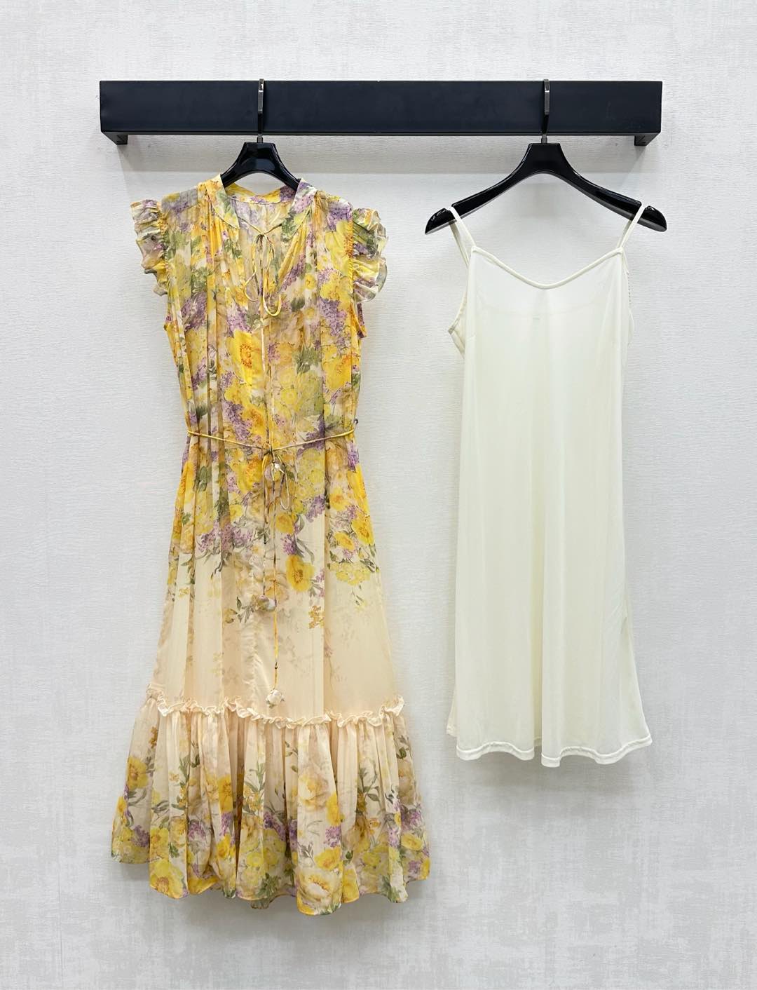 NO:465704,Zimmerman*2025 new product stand-alone collar printed dress customized YB imported twill material, smooth and comfortable, full texture, full of flower branches and leaves pattern elements, highlighting the brand tone, the waist is adjusted by the lace-up, which echoes the neckline, and adds layered look, facial accessories, development of stand-alone sleeveless dress tailoring, daily commuting and date wear simple and atmospheric, brilliant and fashionable, high-end version, skirts, alexander wang19860909Zimmerman*2025新品上架立领印花连衣裙定制YB进口斜纹绸材质 垂顺舒适 质感十足 通体印满花朵枝叶图案元素 彰显品牌调性 腰间沿用本布系带调节 与领口相互呼应 方便穿脱 增添造型层次感 面辅料开发 立领无袖连衣裙剪裁 日常通勤约会穿搭简约大气 出彩时髦 高版本,,skirts,alexander wang,Women's clothing