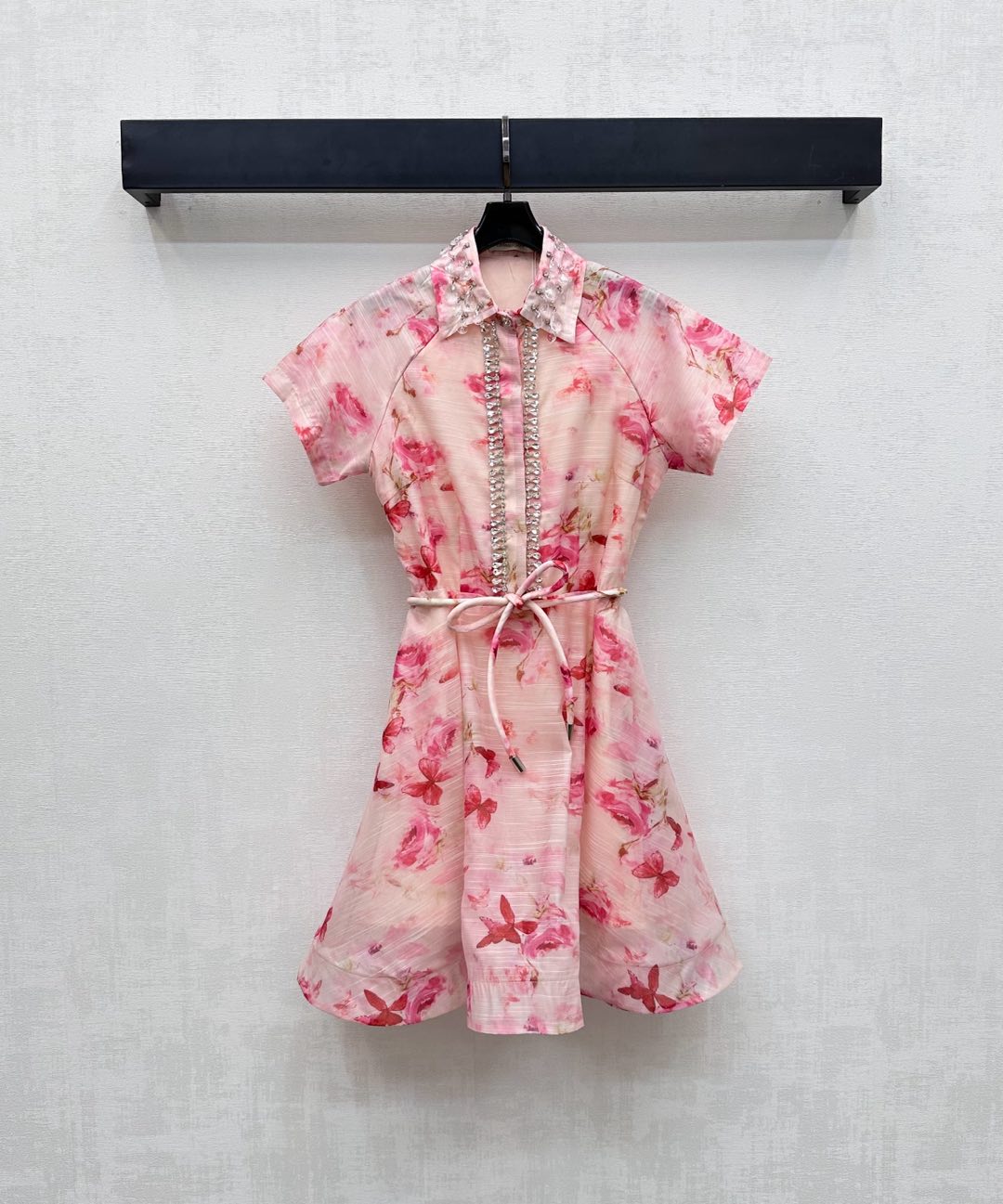 NO:465689,Zimmerman*2025 new product lapel printed dress custom YB imported twill material, comfortable and breathable, crisp and stylish, full of butterfly rose pattern elements, highlighting the brand tone, the waist is adjusted with this cloth tie, combined with the half-paced hidden buckle design, easy to put on and take off, add a sense of styling, facial auxiliary material development, lapel short-sleeved dress tailoring, daily commuting and date wear simple and atmospheric, brilliant and fashionable, high-end version, skirts, T-shirt, alexander wang19860909Zimmerman*2025新品上架翻领印花连衣裙定制YB进口斜纹绸材质 舒适透气 挺括有型 通体印满蝴蝶玫瑰花图案元素 彰显品牌调性 腰间沿用本布系带调节 配合半开襟暗扣设计 方便穿脱 增添造型层次感 面辅料开发 翻领短袖连衣裙剪裁 日常通勤约会穿搭简约大气 出彩时髦 高版本,,skirts,T-shirt,alexander wang,Women's clothing