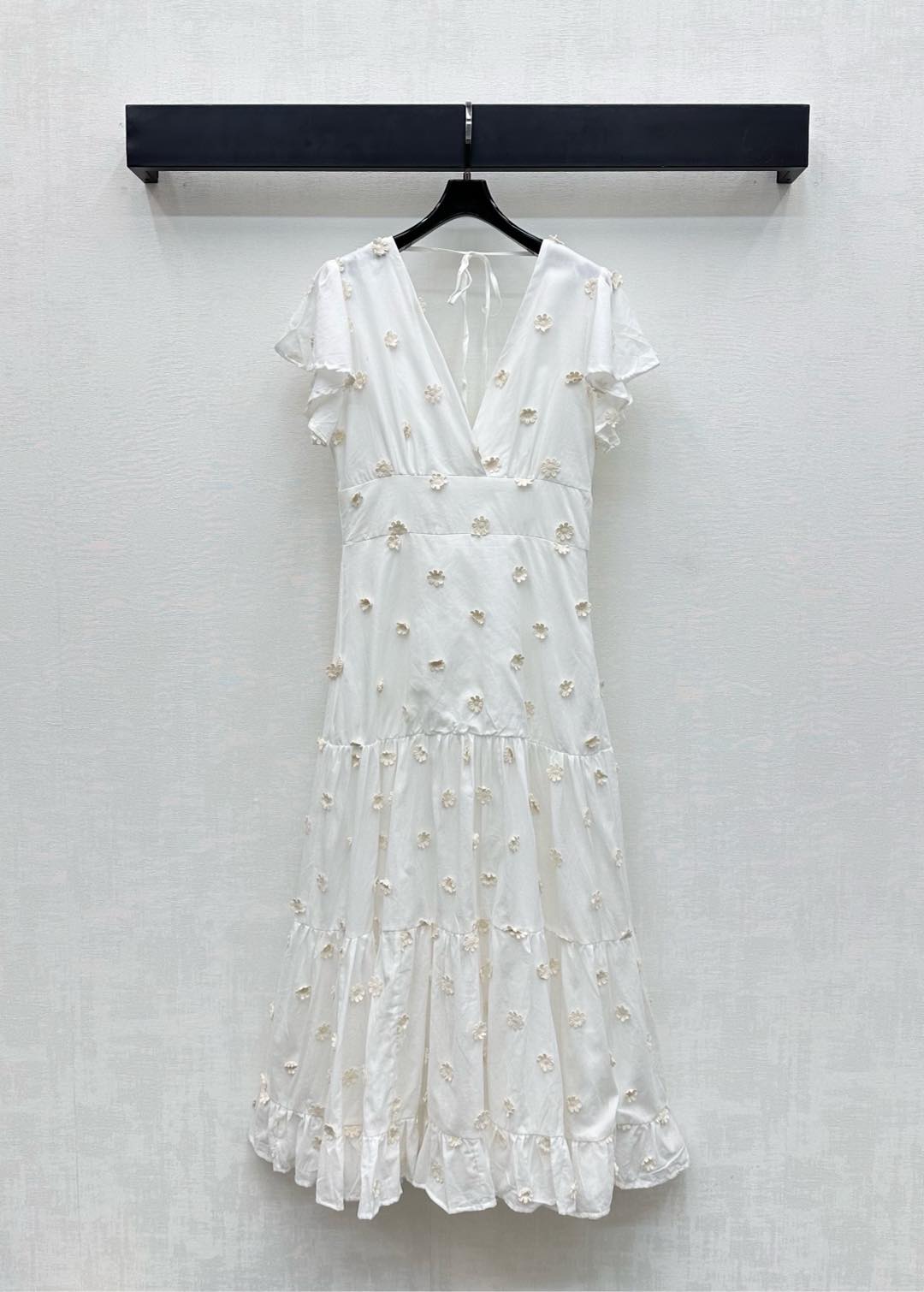 NO:465690,Zimmerman*2025 new product pleated dress customized YB imported twill cotton material, hangs and comfortable, full texture, cake stacking design, and adjusts with back collar laces to facilitate putting on and off, adding layered look, covered with three-dimensional daisy flowers elements, highlighting the brand tone, surface auxiliary material development, long dress style cut, upper body high-end slimming, necessities for commuting and date outfits, high-end version, skirts, alexander wang19860909Zimmerman*2025新品上架压褶连衣裙定制YB进口斜纹棉材质 垂顺舒适 质感十足 腰身裙摆沿用蛋糕堆叠设计 配合后领系带调节 方便穿脱 增添造型层次感 通体铺满立体小雏菊花朵元素 彰显品牌调性 面辅料开发 长款连衣裙版型剪裁 上身高级显瘦 通勤约会穿搭必备单品  高版本,,skirts,alexander wang,Women's clothing