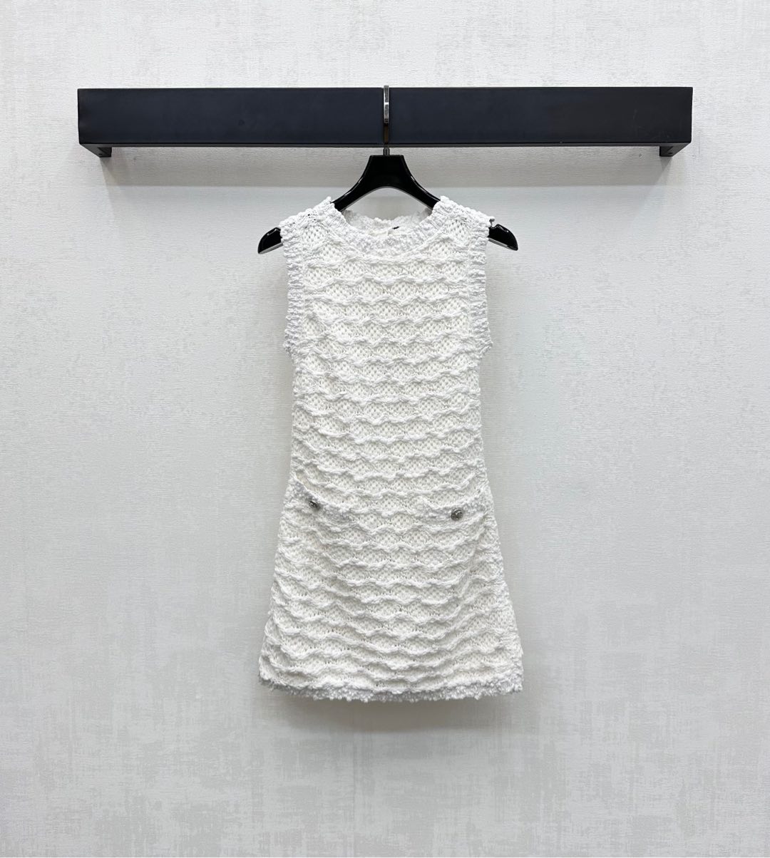 NO:465790,Chane*2025 new product is on the shelves of three-dimensional hand crochet vest skirt custom YB imported knitted material comfortable and soft, full of elasticity, full of three-dimensional hand crochet patterns, matching the details and edging design, lighting up details, adding layering to the styling, the iconic pattern logo of the half-pallet button on the back echoes each other, highlighting the brand tone, surface auxiliary material development, round neck sleeveless dress tailoring, daily commuting outfits, high-end slimming, brilliant and fashionable, high-end version 36 38 40,,chanel, skirts, alexander wang19860909Chane*2025新品上架立体手钩针织背心裙定制YB进口针织材质 舒适软糯 弹力十足 通体立体手钩编织花纹满铺 配合细节包边设计 点亮细节 增添造型层次感 背后半开襟纽扣刻印标志性图案徽标 与对称口袋相互呼应 彰显品牌调性 面辅料开发 圆领无袖连衣裙剪裁 日常通勤穿搭高级显瘦 出彩时髦 高版本36 38 40,,chanel,skirts,alexander wang,Women's clothing