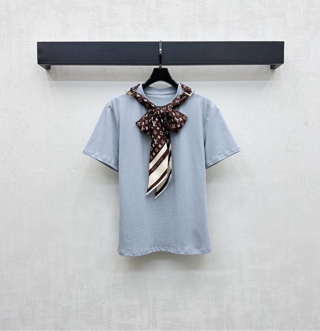NO:465748,Louis Vuitto*2025 new product is available in the shelves of silk scarf customized YB imported twill cotton material, breathable and comfortable, full texture, engraved hole buckle fixing scarf design on both sides of the neckline, adding layered look, Coroscopic can be adjusted at will, revealing the iconic four-leaf clover letter logo ribbon decoration, highlighting the brand tone, surface auxiliary material development, regular round neck short-sleeved T-shirt tailoring, single wear inner wear, outstanding and fashionable, high version 2 colors,,louis vuitton, T-shirt,tees, t-shirt,real silk,alexander wang19860909Louis Vuitto*2025新品上架真丝丝巾定制YB进口斜纹全棉材质 透气舒适 质感十足 领口两侧背后刻印孔扣固定丝巾设计 增添造型层次感 可松可系随意调节 露出标志性四叶草字母徽标丝带装饰 彰显品牌调性 面辅料开发 常规圆领短袖T恤剪裁 单穿内搭出彩时髦  高版本2色,,louis vuitton,T-shirt,tees，t-shirt,real silk,alexander wang,Women's clothing