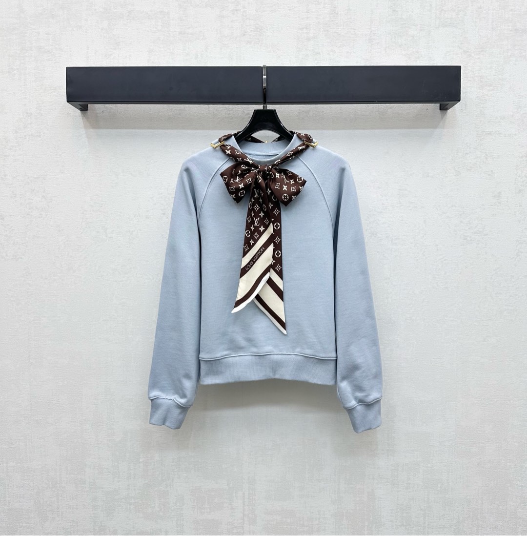 NO:465735,Louis Vuitto*2025 new product launches silk scarf round neck sweatshirt custom YB imported twill cotton material, soft and skin-friendly, not easy to deform and pill after washing for a long time, full texture, loose fit and shoulder-falling details to add layering of styling, relaxed and engraved hole buckle fixing scarf design on both sides of the neckline, corlosive can be adjusted at will, revealing the iconic four-leaf clover letter logo ribbon decoration, echoing the back embroidered letter badge, highlighting the brand tone, surface auxiliary material development, round neck rammed shoulder long-sleeved sweatshirt tailoring, single wear inner wear, daily casual wear guide, high version 3 colors,,louis vuitton, hoodie, sweatshirts, real silk, alexander wang19860909Louis Vuitto*2025新品上架真丝丝巾圆领卫衣定制YB进口斜纹全棉材质 柔软亲肤 久洗不易变形起球 质感十足 宽松版型结合落肩细节处理 增添造型层次感 松弛活力气息 领口两侧背后刻印孔扣固定丝巾设计 可松可系随意调节 露出标志性四叶草字母徽标丝带装饰 呼应后背刺绣字母徽章 彰显品牌调性 面辅料开发 圆领插肩长袖卫衣剪裁 单穿内搭出彩时髦 日常常休闲穿搭指南  高版本3色,,louis vuitton,hoodie,sweatshirts,real silk,alexander wang,Women's clothing