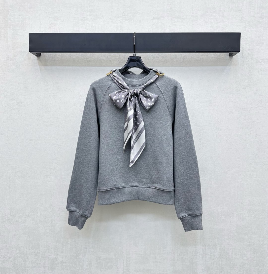 NO:465721,Louis Vuitto*2025 new product launches silk scarf round neck sweatshirt custom YB imported twill cotton material, soft and skin-friendly, not easy to deform and pill after washing for a long time, full texture, loose fit and shoulder-falling details to add layering of styling, relaxed and engraved hole buckle fixing scarf design on both sides of the neckline, corlosive can be adjusted at will, revealing the iconic four-leaf clover letter logo ribbon decoration, echoing the back embroidered letter badge, highlighting the brand tone, surface auxiliary material development, round neck rammed shoulder long-sleeved sweatshirt tailoring, single wear inner wear, daily casual wear guide, high version 3 colors,,louis vuitton, hoodie, sweatshirts, real silk, alexander wang19860909Louis Vuitto*2025新品上架真丝丝巾圆领卫衣定制YB进口斜纹全棉材质 柔软亲肤 久洗不易变形起球 质感十足 宽松版型结合落肩细节处理 增添造型层次感 松弛活力气息 领口两侧背后刻印孔扣固定丝巾设计 可松可系随意调节 露出标志性四叶草字母徽标丝带装饰 呼应后背刺绣字母徽章 彰显品牌调性 面辅料开发 圆领插肩长袖卫衣剪裁 单穿内搭出彩时髦 日常常休闲穿搭指南  高版本3色,,louis vuitton,hoodie,sweatshirts,real silk,alexander wang,Women's clothing