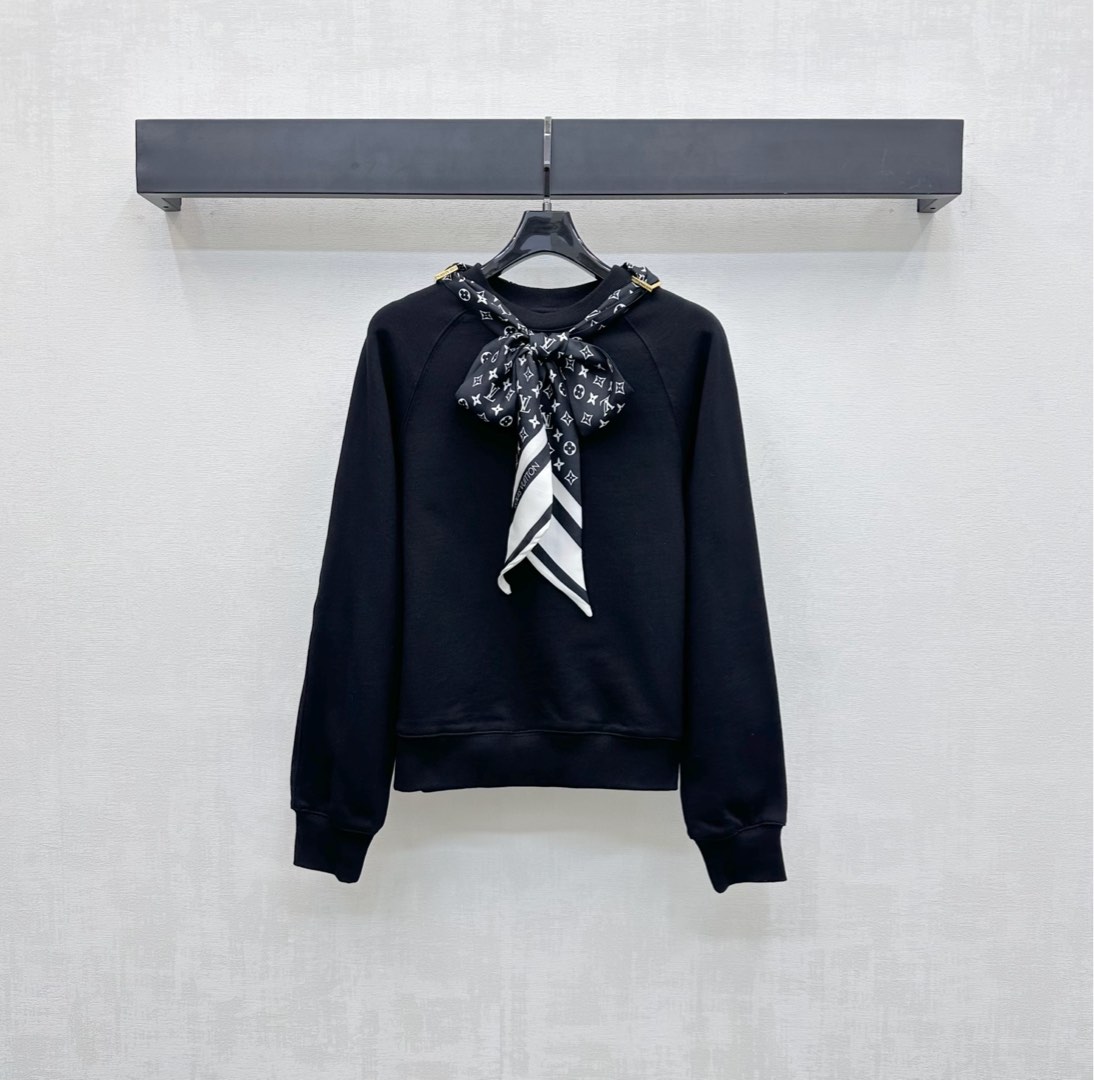 NO:465706,Louis Vuitto*2025 new product launches silk scarf round neck sweatshirt custom YB imported twill cotton material, soft and skin-friendly, not easy to deform and pill after washing for a long time, full texture, loose fit and shoulder-falling details to add layering of styling, relaxed and engraved hole buckle fixing scarf design on both sides of the neckline, corlosive can be adjusted at will, revealing the iconic four-leaf clover letter logo ribbon decoration, echoing the back embroidered letter badge, highlighting the brand tone, surface auxiliary material development, round neck rammed shoulder long-sleeved sweatshirt tailoring, single wear inner wear, daily casual wear guide, high version 3 colors,,louis vuitton, hoodie, sweatshirts, real silk, alexander wang19860909Louis Vuitto*2025新品上架真丝丝巾圆领卫衣定制YB进口斜纹全棉材质 柔软亲肤 久洗不易变形起球 质感十足 宽松版型结合落肩细节处理 增添造型层次感 松弛活力气息 领口两侧背后刻印孔扣固定丝巾设计 可松可系随意调节 露出标志性四叶草字母徽标丝带装饰 呼应后背刺绣字母徽章 彰显品牌调性 面辅料开发 圆领插肩长袖卫衣剪裁 单穿内搭出彩时髦 日常常休闲穿搭指南  高版本3色,,louis vuitton,hoodie,sweatshirts,real silk,alexander wang,Women's clothing