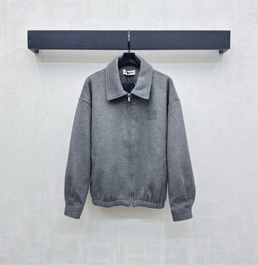 NO:465779,Miumi*2025 new product lapel long-sleeved jacket customized YB imported 100% cashmere wool material, comfortable and warm, high-quality texture, use open zipper to adjust and facilitate putting on and off, use elastic edging tightening design to add layering, and incorporate iconic letter logo decoration on the chest to highlight the brand tone, surface auxiliary material development, lapel long-sleeved jacket tailoring, can be matched with skirts in the same series, complete sets are simple and high-end, fashionable and exquisite outfits are preferred, high-end version,,miumiu, skirts, jackets & coats,alexander wang19860909Miumi*2025新品上架翻领长袖外套定制YB进口百分百羊绒羊毛材质 舒适保暖 质感上乘 沿用开襟拉链调节方便穿脱 配合下摆沿用弹力包边收紧设计 增添造型层次感 胸前融入标志性字母徽标装饰 彰显品牌调性 面辅料开发 翻领长袖外套剪裁 可搭配同系列半裙 成套搭配简约高级 时髦精穿搭首选 高版本,,miumiu,skirts,jackets & coats,alexander wang,Women's clothing