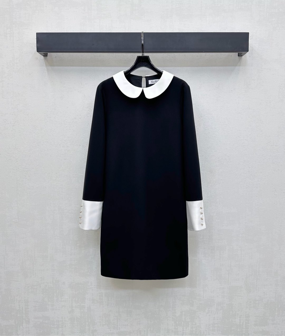 NO:467519,Maxmar*2025 new product is on the shelves of the lapel long-sleeved dress with custom YB imported acetic acid material, smooth and comfortable, the whole voxel color uses cutting details to improve the exquisiteness, the collar contrast design, the half-pallet button adjustment of the back is more convenient to put on and off, echoing the cuffs, showing the brand tone, the upper body is simple and high-end, exquisite charm, and adds a sense of styling. The surface auxiliary material development, long-sleeved dress tailoring, date and party outfits are advanced, high-end version, skirts, alexander wang19860909Maxmar*2025新品上架翻领长袖连衣裙定制YB进口醋酸材质 光泽垂顺舒适 通体素色利用裁剪细节提升精致度 领口撞色设计 配合后背半开襟纽扣调节更方便穿脱 与袖口相互呼应 彰显品牌调性 上身简约高级 精致魅力 增添造型层次感 面辅料开发 长袖连衣裙剪裁 约会聚会穿搭高级气质 高版本,,skirts,alexander wang,Women's clothing