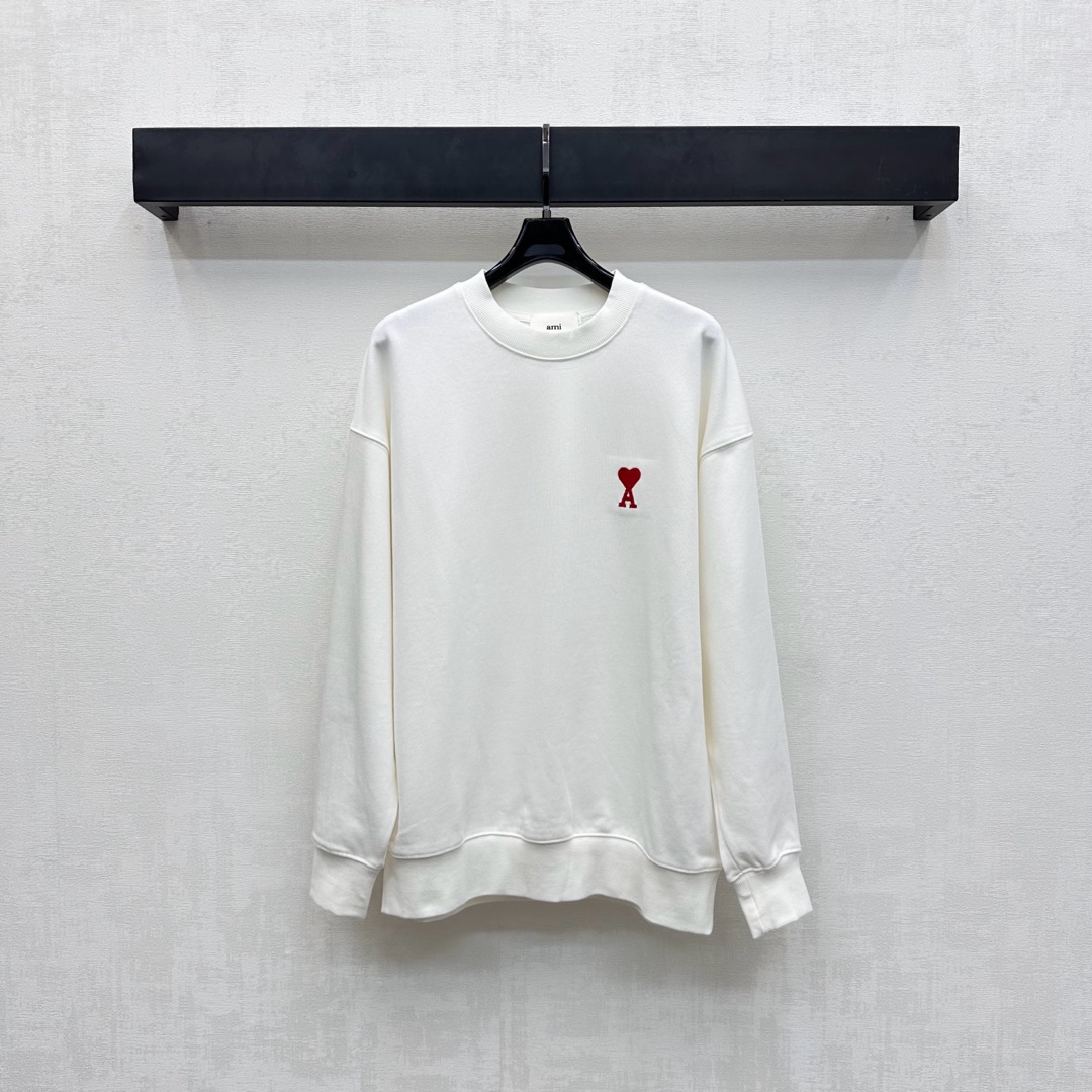 NO:472973,Ami*2025 new product is available on the shelves of round neck love embroidered tops with customized YB imported twill cotton material, comfortable and breathable, crisp and stylish, Voxel color uses cutting details to enhance the exquisiteness, combined with the threaded edge design of the same color to add layered styling, and the chest is decorated with iconic letters, love embroidery logo embellishment, highlighting the brand tone, facial accessories, long-sleeved tops, cut round neck, long-sleeved tops, daily commuting outfits, lazy and relaxed, high version 2 colors,,alexander wang19860909Ami*2025新品上架圆领爱心刺绣上衣定制YB进口斜纹全棉材质 舒适透气 挺括有型 通体素色利用裁剪细节提升精致度 配合同色螺纹包边设计 增添造型层次感 胸前融入标志性字母爱心刺绣徽标点缀装饰 彰显品牌调性 面辅料开发 圆领长袖上衣剪裁 日常通勤穿搭出慵懒松弛感 高版本2色,,alexander wang,Women's clothing