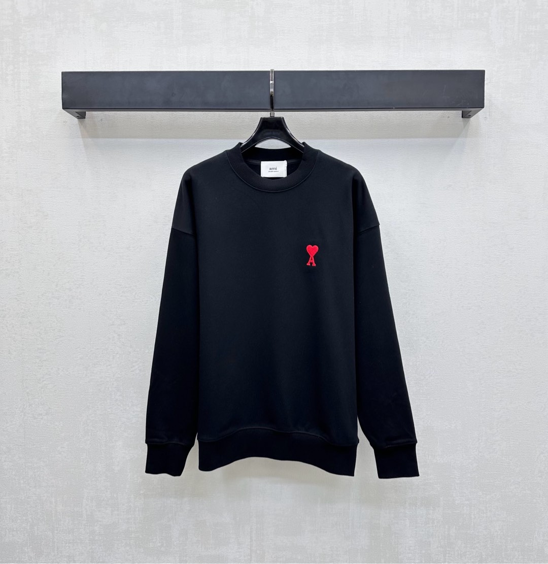 NO:472961,Ami*2025 new product is available on the shelves of round neck love embroidered tops with customized YB imported twill cotton material, comfortable and breathable, crisp and stylish, Voxel color uses cutting details to enhance the exquisiteness, combined with the threaded edge design of the same color to add layered styling, and the chest is decorated with iconic letters, love embroidery logo embellishment, highlighting the brand tone, surface and auxiliary materials development, round neck long-sleeved top cut, daily commuting outfits to create a lazy and relaxed feeling, high version 2 colors,,alexander wang19860909Ami*2025新品上架圆领爱心刺绣上衣定制YB进口斜纹全棉材质 舒适透气 挺括有型 通体素色利用裁剪细节提升精致度 配合同色螺纹包边设计 增添造型层次感 胸前融入标志性字母爱心刺绣徽标点缀装饰 彰显品牌调性 面辅料开发 圆领长袖上衣剪裁 日常通勤穿搭出慵懒松弛感 高版本2色,,alexander wang,Women's clothing