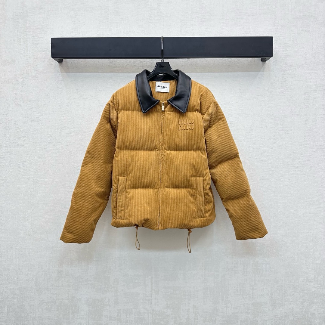 NO:470413,With dust bag Miumi*2025 new product is on the shelves of spliced ​​leather collar down jackets, customized YB imported down material, light and comfortable, white duck down filling, warm and fashionable, use open zipper adjustment and symmetrical zipper pocket layout design, add layering, iconic letter logo decoration on the chest, match with black leather collar, more handsome, highlight the brand tone, surface auxiliary material development, lapel zipper jacket tailoring, the first choice for autumn and winter, down filling standard: national standard 90 velvet, down filling: white duck down, high version,, miumiu, jackets & coats, down jacket, alexander wang19860909配防尘袋Miumi*2025新品上架拼接皮领羽绒服定制YB进口羽绒材质 轻盈舒适 白鸭绒填充 保暖时髦 沿用开襟拉链调节配合对称拉链口袋版型设计 增添造型层次感 胸前点缀标志性字母徽标装饰 搭配黑色皮革领碰撞更显帅气 彰显品牌调性 面辅料开发 翻领拉链外套剪裁 秋冬必备穿搭首选 充绒标准:国标90绒 充绒物:白鸭绒  高版本,,miumiu,jackets & coats,down jacket,alexander wang,Women's clothing