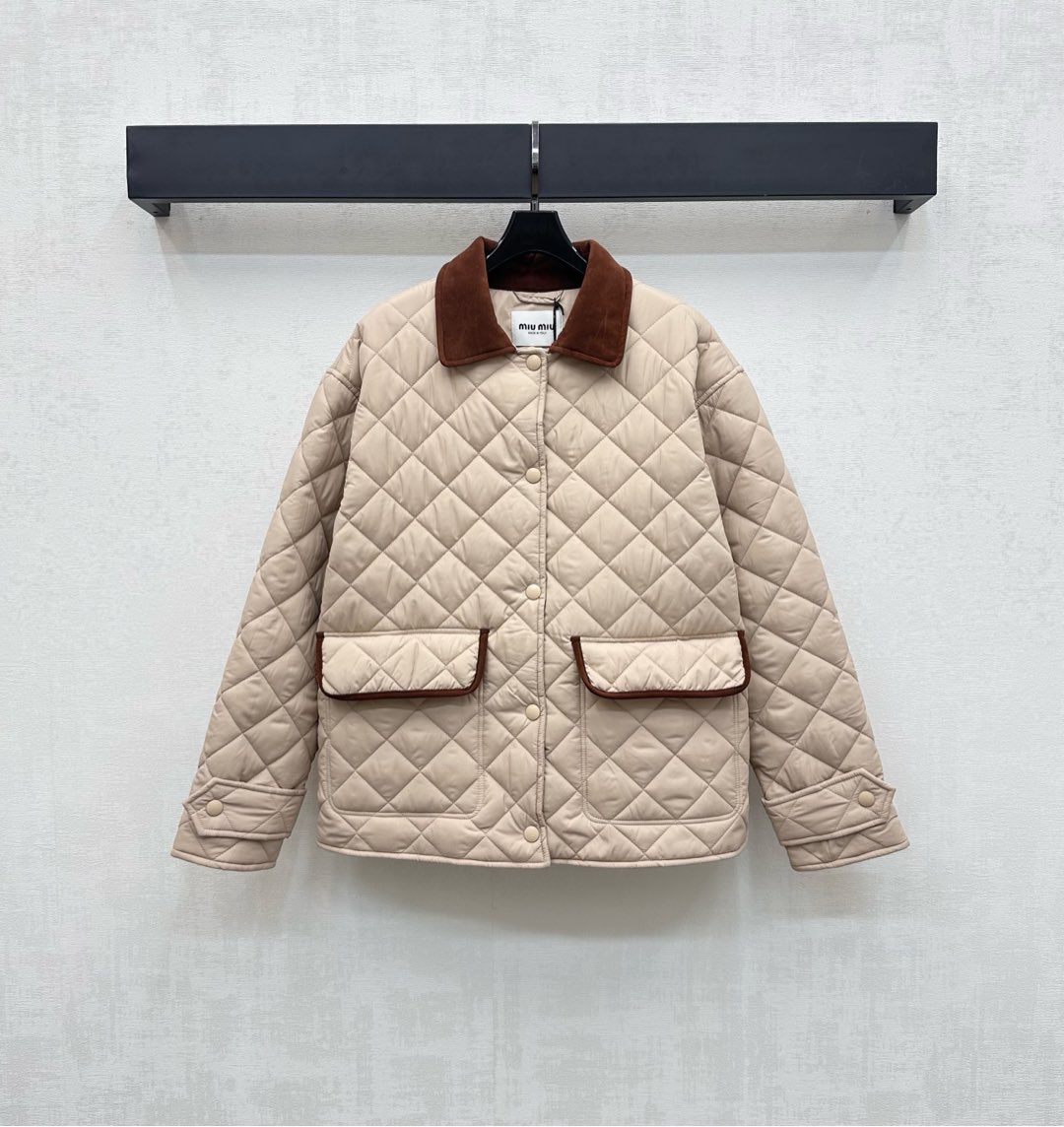 NO:470421,Miumi*2025 new product launches lapel diamond pattern cotton jacket custom YB imported nylon material, inner down cotton filling, light and warm, body plaid texture, symmetrical flip pocket pattern design with open plaid snap buckle, echoing each other, adding layered styling, the back collar is incorporated into the iconic letter embroidery logo decoration to highlight the brand tone, surface auxiliary material development, lapel long-sleeved jacket tailoring, daily commuting outfit casual and fashionable, easy to control at will, high-end version,,miumiu, jackets & coats, down jacket, alexander wang19860909Miumi*2025新品上架翻领菱格纹棉服外套定制YB进口尼龙材质 内里羽绒棉填充 轻盈保暖 通体格纹肌理 配合开襟按扣调节对称翻盖口袋版型设计 与袖口相互呼应 增添造型层次感 后领融入标志性字母刺绣徽标装饰 彰显品牌调性 面辅料开发 翻领长袖外套剪裁 日常通勤穿搭休闲时髦 随意搭配都可轻松驾驭  高版本,,miumiu,jackets & coats,down jacket,alexander wang,Women's clothing