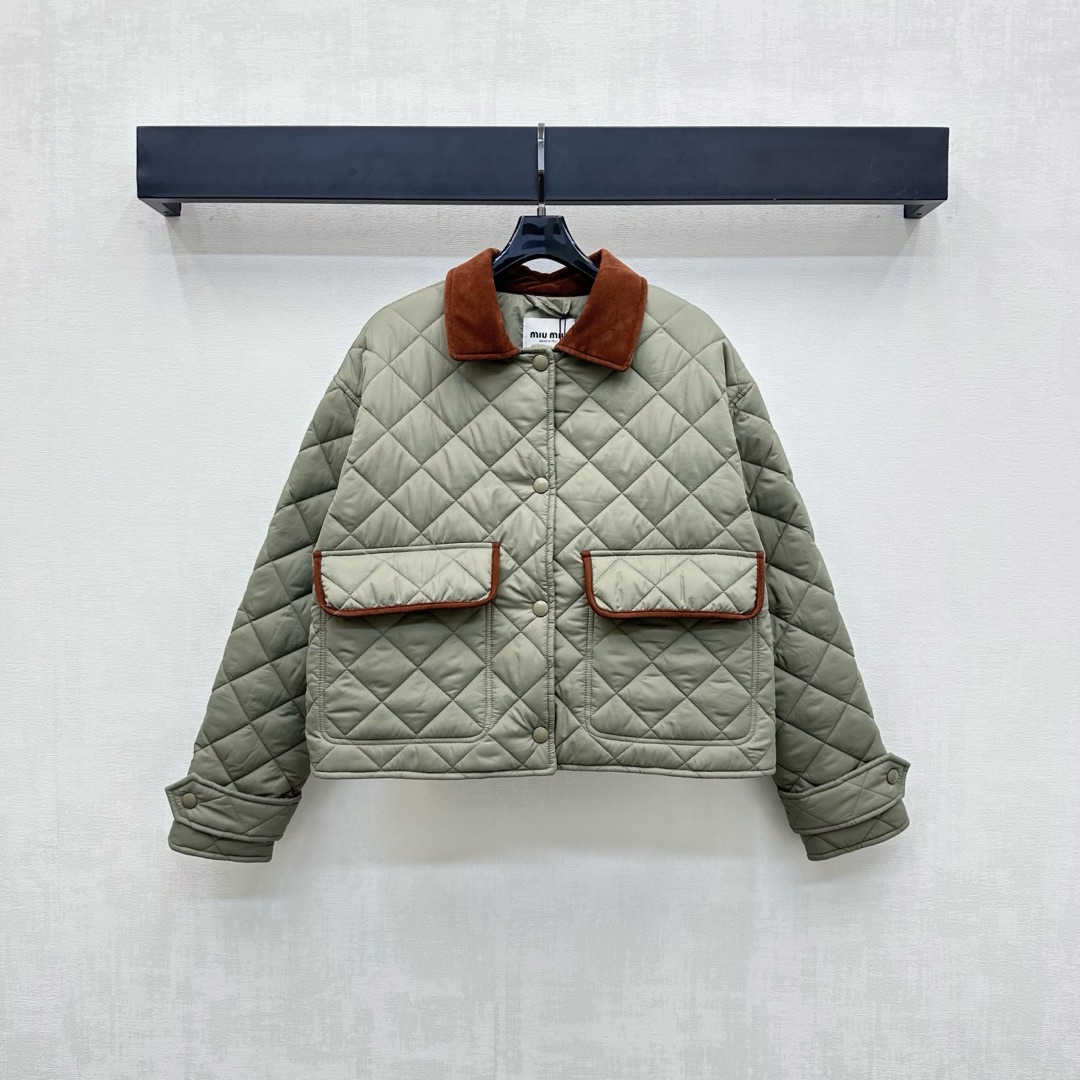 NO:470436,Miumi*2025 new product launches lapel diamond pattern cotton jacket custom YB imported nylon material, inner down cotton filling, light and warm, body plaid texture, symmetrical flip pocket pattern design with open plaid snap buckle, echoing each other, adding layered styling, the back collar is incorporated into the iconic letter embroidery logo decoration to highlight the brand tone, surface auxiliary material development, lapel long-sleeved jacket tailoring, daily commuting outfit casual and fashionable, easy to control at will, high-end version,,miumiu, jackets & coats, down jacket, alexander wang19860909Miumi*2025新品上架翻领菱格纹棉服外套定制YB进口尼龙材质 内里羽绒棉填充 轻盈保暖 通体格纹肌理 配合开襟按扣调节对称翻盖口袋版型设计 与袖口相互呼应 增添造型层次感 后领融入标志性字母刺绣徽标装饰 彰显品牌调性 面辅料开发 翻领长袖外套剪裁 日常通勤穿搭休闲时髦 随意搭配都可轻松驾驭  高版本,,miumiu,jackets & coats,down jacket,alexander wang,Women's clothing