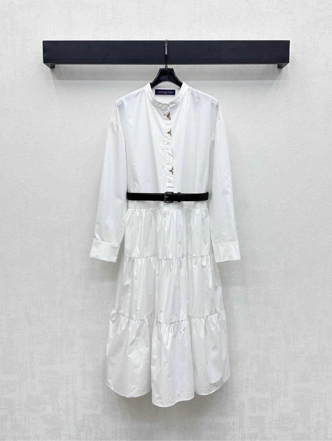 NO:468964,Louis Vuitto*2025 new product stand-alone belt dress customized with a custom YB imported twill cotton material breathable and comfortable, crisp and stylish, half-pallet buttons with the iconic metal four-leaf clover embellishment, highlighting the brand tone, use leather belt perforated adjustment to outline the graceful body, match the waist skirt hem cake stacking design to add layering, surface auxiliary materials development, stand-alone long-sleeved dress tailoring, details enhance the exquisiteness, a four-season model that is both fashionable and practical, simple and atmospheric, high-version 2 colors,,louis vuitton, skirts, alexander wang19860909Louis Vuitto*2025新品上架立领腰带连衣裙定制YB进口斜纹全棉材质 透气舒适 挺括有型 半开襟纽扣搭配标志性金属四叶草点缀装饰 彰显品牌调性 沿用皮革腰带穿孔调节勾勒曼妙身形 配合腰身裙摆蛋糕堆叠设计 增添造型层次感 面辅料开发 立领长袖连衣裙剪裁 细节提升精致度 时尚与实用兼备的四季款 上身简约大气 高版本2色,,louis vuitton,skirts,alexander wang,Women's clothing