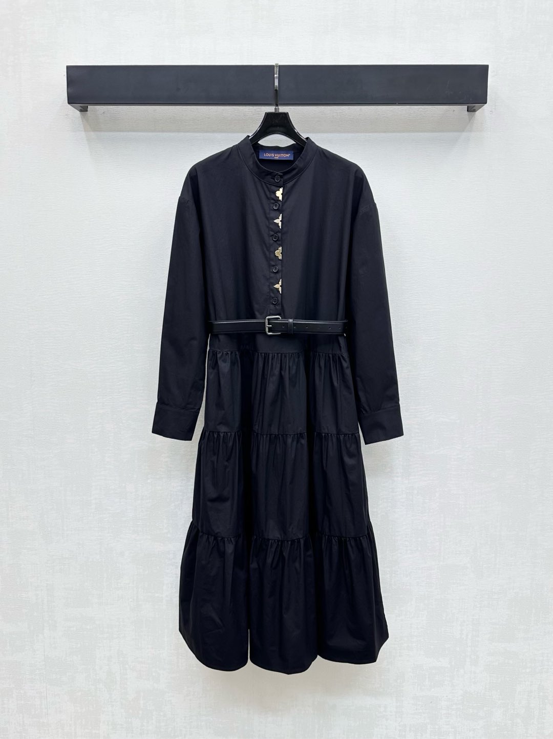 NO:468977,Louis Vuitto*2025 new product stand-alone belt dress customized with a custom YB imported twill cotton material breathable and comfortable, crisp and stylish, half-pallet buttons with the iconic metal four-leaf clover embellishment, highlighting the brand tone, use leather belt perforated adjustment to outline the graceful body, match the waist skirt hem cake stacking design to add layering, surface auxiliary materials development, stand-alone long-sleeved dress tailoring, details enhance the exquisiteness, a four-season model that is both fashionable and practical, simple and atmospheric, high-version 2 colors,,louis vuitton, skirts, alexander wang19860909Louis Vuitto*2025新品上架立领腰带连衣裙定制YB进口斜纹全棉材质 透气舒适 挺括有型 半开襟纽扣搭配标志性金属四叶草点缀装饰 彰显品牌调性 沿用皮革腰带穿孔调节勾勒曼妙身形 配合腰身裙摆蛋糕堆叠设计 增添造型层次感 面辅料开发 立领长袖连衣裙剪裁 细节提升精致度 时尚与实用兼备的四季款 上身简约大气 高版本2色,,louis vuitton,skirts,alexander wang,Women's clothing