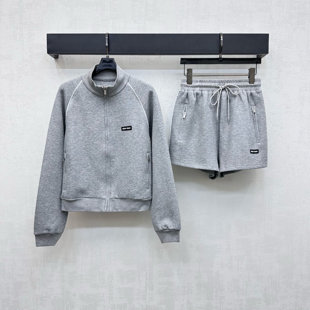 NO:469005,Miumi*2025 new product stand-alone jacket jacket shorts set customized YB imported twill cotton material breathable and comfortable, full texture The top is adjusted with open zipper and threaded edge details to add layering to the styling. The chest is embroidered with iconic letter embroidery logo embroidery series shorts highlighting the brand tone Symmetrical zipper pocket design Rich visual effect and slimming and inclusive Face and auxiliary materials development Standalone jacket jacket with elastic waist drawstring shorts Complete set simple and casual, brilliant and fashionable High-end 3 colors, Miumiu, shorts, jackets & coats, jackets & coats, alexander wang19860909Miumi*2025新品上架立领夹克外套短裤套装定制YB进口斜纹棉材质 透气舒适 质感十足 上衣沿用开襟拉链调节配合螺纹包边细节 增添造型层次感 胸前点缀标志性字母刺绣徽标装饰呼应系列短裤 彰显品牌调性 对称拉链口袋版型设计 丰富视觉效果更为显瘦包容 面辅料开发 立领夹克外套搭配弹力腰抽绳短裤 成套穿搭简约休闲 出彩时髦  高版本3色,,miumiu,shorts,jackets & coats,jackets & coats,alexander wang,Women's clothing