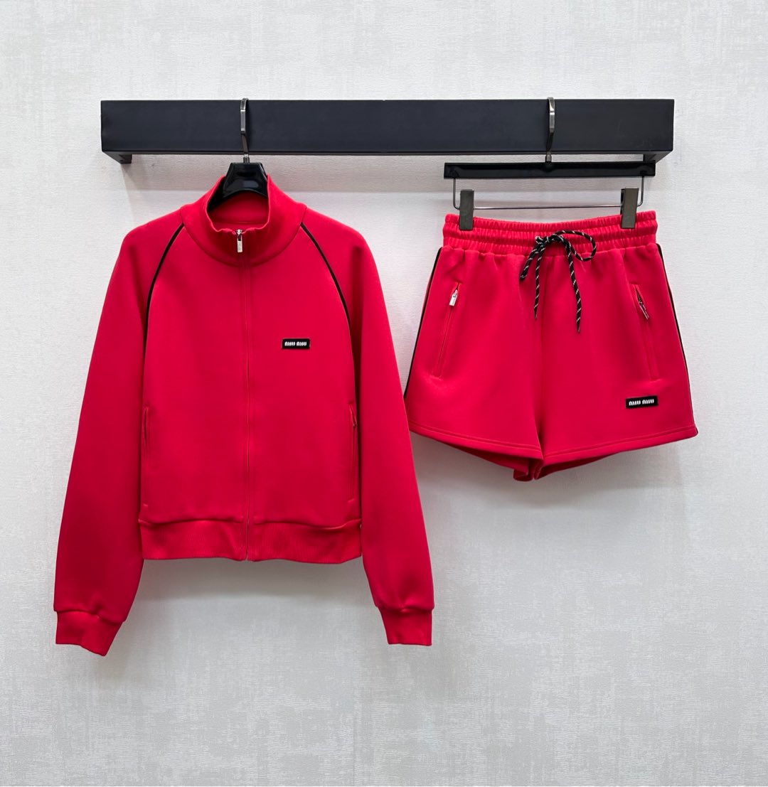 NO:468995,Miumi*2025 new product stand-alone jacket jacket shorts set customized YB imported twill cotton material breathable and comfortable, full texture The top is adjusted with open zipper and threaded edge details to add layering to the styling. The chest is embroidered with iconic letter embroidery logo embroidery series shorts highlighting the brand tone Symmetrical zipper pocket design Rich visual effect and slimming and inclusive Face and auxiliary materials development Standalone jacket jacket with elastic waist drawstring shorts Complete set simple and casual, brilliant and fashionable High-end 3 colors, Miumiu, shorts, jackets & coats, jackets & coats, alexander wang19860909Miumi*2025新品上架立领夹克外套短裤套装定制YB进口斜纹棉材质 透气舒适 质感十足 上衣沿用开襟拉链调节配合螺纹包边细节 增添造型层次感 胸前点缀标志性字母刺绣徽标装饰呼应系列短裤 彰显品牌调性 对称拉链口袋版型设计 丰富视觉效果更为显瘦包容 面辅料开发 立领夹克外套搭配弹力腰抽绳短裤 成套穿搭简约休闲 出彩时髦  高版本3色,,miumiu,shorts,jackets & coats,jackets & coats,alexander wang,Women's clothing