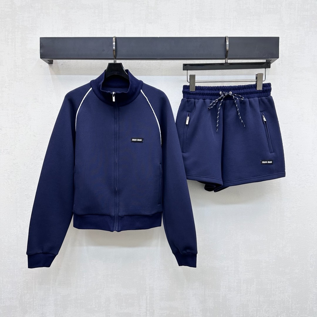 NO:468983,Miumi*2025 new product stand-alone jacket jacket shorts set customized YB imported twill cotton material breathable and comfortable, full texture The top is adjusted with open zipper and threaded edge details to add layering to the styling. The chest is embroidered with iconic letter embroidery logo embroidery series shorts highlighting the brand tone Symmetrical zipper pocket design Rich visual effect and slimming and inclusive Face and auxiliary materials development Standalone jacket jacket with elastic waist drawstring shorts Complete set simple and casual, brilliant and fashionable High-end 3 colors, Miumiu, shorts, jackets & coats, jackets & coats, alexander wang19860909Miumi*2025新品上架立领夹克外套短裤套装定制YB进口斜纹棉材质 透气舒适 质感十足 上衣沿用开襟拉链调节配合螺纹包边细节 增添造型层次感 胸前点缀标志性字母刺绣徽标装饰呼应系列短裤 彰显品牌调性 对称拉链口袋版型设计 丰富视觉效果更为显瘦包容 面辅料开发 立领夹克外套搭配弹力腰抽绳短裤 成套穿搭简约休闲 出彩时髦  高版本3色,,miumiu,shorts,jackets & coats,jackets & coats,alexander wang,Women's clothing