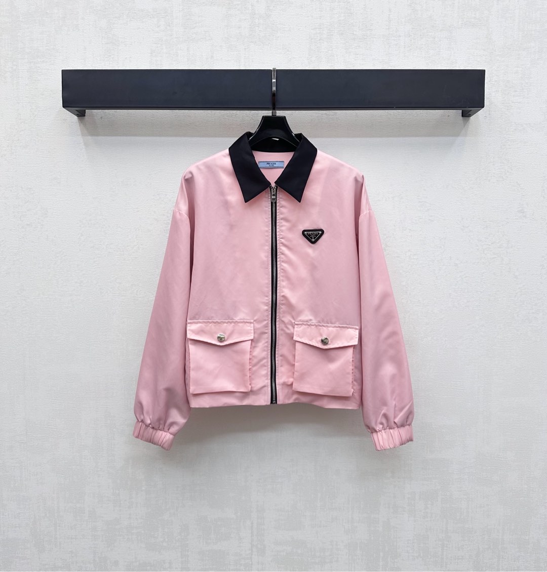 NO:470460,Prad*2025 new product is available for contrasting collar jacket custom YB imported recycled nylon material, crisp and stylish, smooth and comfortable, the front closure is adjusted with zipper to facilitate putting on and off, combined with symmetrical flip pocket snaps, add layered look, the chest is embellished with the iconic triangle letter logo decoration, which echoes the back, highlights the brand tone, facial accessories development, lapel jacket tailoring, the upper body is simple and atmospheric, daily commuting outfit is high-end, brilliant and fashionable, high-end version,,prada, jackets & coats,jackets & coats,alexander wang19860909Prad*2025新品上架撞色领夹克外套定制YB进口再生尼龙材质 挺括有型 垂顺舒适 前襟沿用拉链调节处理方便穿脱 配合对称翻盖口袋按扣设计 增添造型层次感 胸前点缀标志性三角字母徽标装饰 与背后相互呼应 彰显品牌调性 面辅料开发 翻领夹克外套剪裁 上身简约大气 日常通勤穿搭高级出彩时髦  高版本,,prada,jackets & coats,jackets & coats,alexander wang,Women's clothing