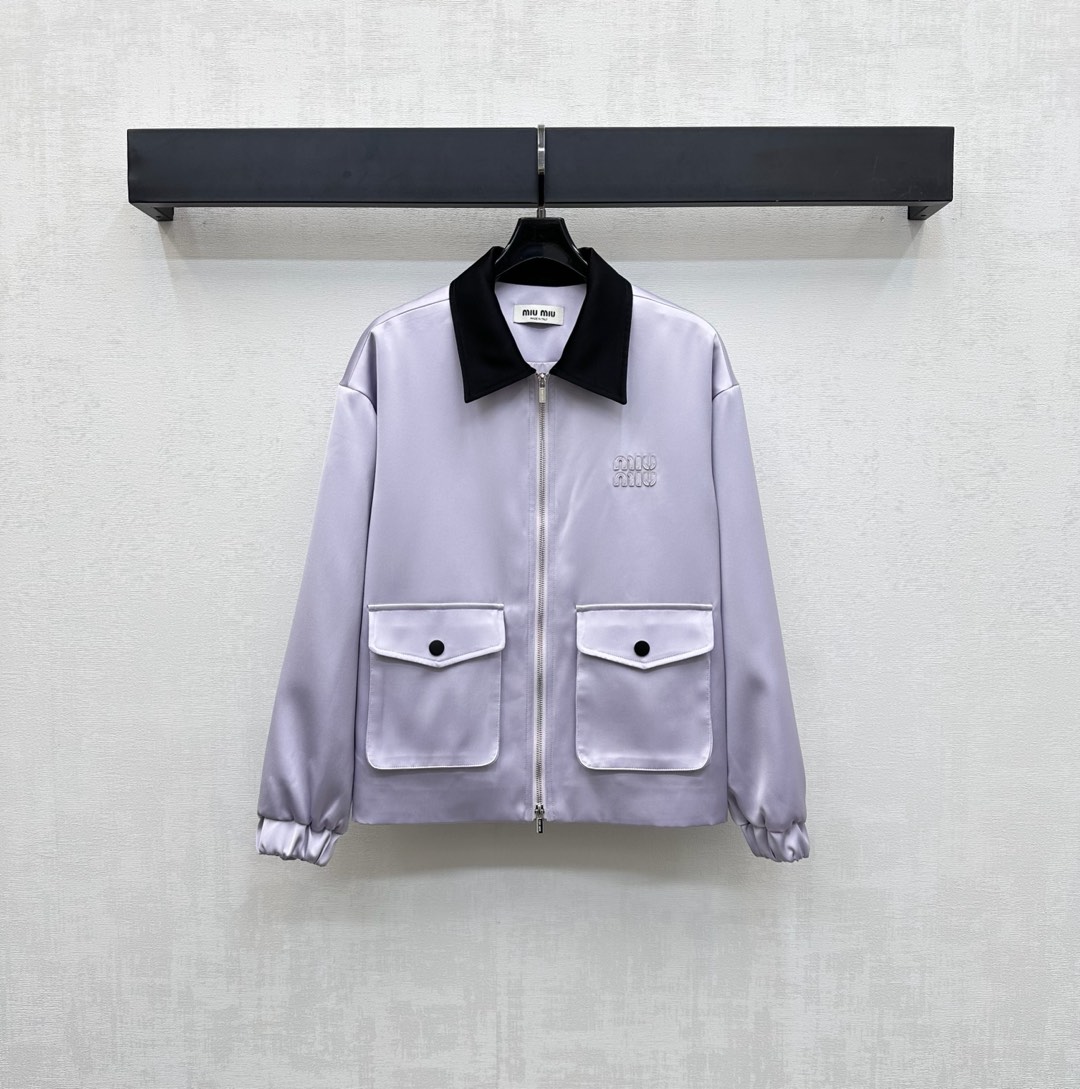 NO:470491,Miumi*2025 new product lapel long-sleeved jacket customized with YB imported acetic acid material, crisp and stylish, smooth and comfortable, the front closure is adjusted with double-head zipper to facilitate putting on and off, combined with symmetrical flip pocket design, add layered look, the chest is embellished with iconic letter logo decoration, highlight the brand tone, surface auxiliary material development, lapel jacket tailoring, upper body is simple and atmospheric, daily commuting outfit is high-end and fashionable, high-end version,,miumiu, jackets & coats, jackets & coats, alexander wang19860909Miumi*2025新品上架翻领长袖外套定制YB进口醋酸材质 挺括有型 垂顺舒适 前襟沿用双头拉链调节处理方便穿脱 配合对称翻盖口袋设计 增添造型层次感 胸前点缀标志性字母徽标装饰 彰显品牌调性 面辅料开发 翻领夹克外套剪裁 上身简约大气 日常通勤穿搭高级出彩时髦  高版本,,miumiu,jackets & coats,jackets & coats,alexander wang,Women's clothing