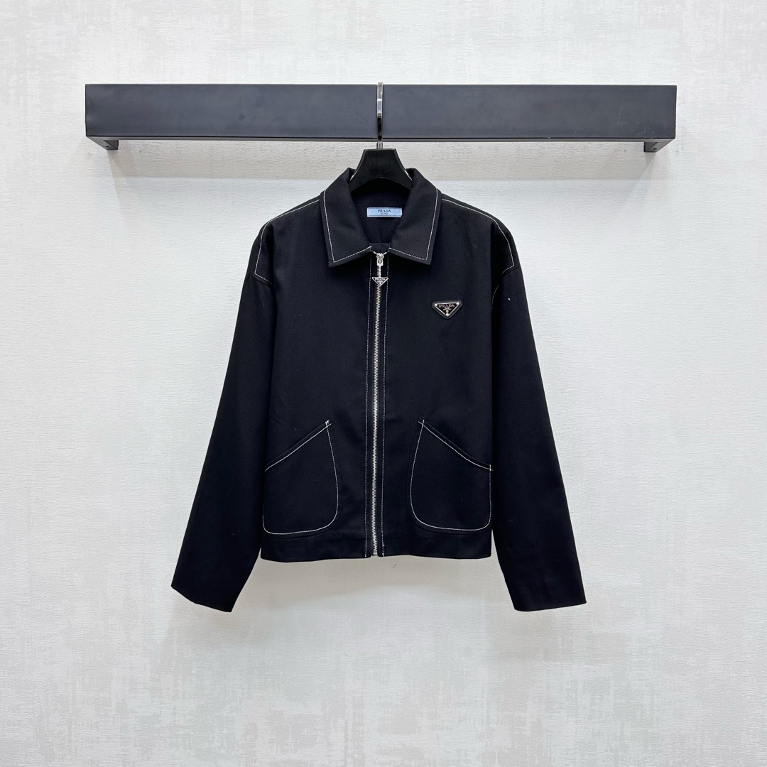 NO:470444,Prad*2025 new product lapel denim jacket custom YB imported twill cotton denim material breathable and comfortable, crisp and stylish, white bright line outline and symmetrical pocket style design, adding layered look, the chest embellishes the iconic triangle logo embellishes the decoration, echoing the front zipper, highlighting the brand tone, surface accessories development, lapel jacket tailoring, the upper body is simple and atmospheric, daily commuting outfit is high-end, brilliant and fashionable, high-end version,,prada, jackets & coats,jackets & coats,alexander wang19860909Prad*2025新品上架翻领牛仔夹克外套定制YB进口斜纹棉牛仔材质 透气舒适 挺括有型 通体白色明线轮廓配合对称口袋版型设计 增添造型层次感 胸前点缀标志性三角徽标点缀装饰 与前襟拉链相互呼应 彰显品牌调性 面辅料开发 翻领夹克外套剪裁 上身简约大气 日常通勤穿搭高级出彩时髦  高版本,,prada,jackets & coats,jackets & coats,alexander wang,Women's clothing