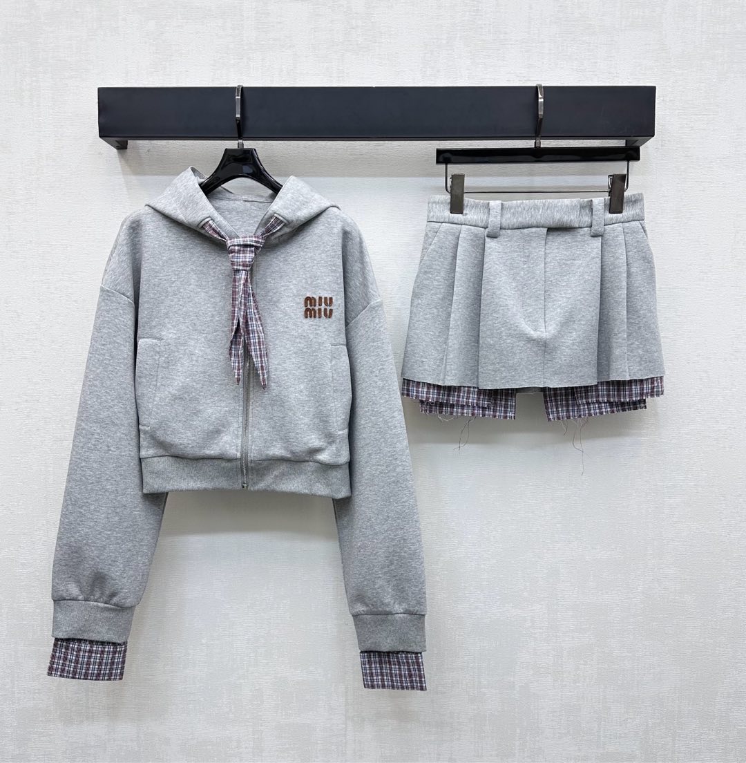 NO:470490,Miumi*2025 new product is on the shelves of spliced ​​plaid hooded jacket short skirt set custom YB imported native cotton material breathable and comfortable, straight and stylish, tie-fitting and lace-up adjustment with cuffs, matching with the short skirt pocket, lighting up details, adding layering to the styling, ready-to-wear embellish the iconic letter logo decoration, highlighting the brand tone, surface and auxiliary materials development Hooded zipper jacket with high waist pleated skirt set, complete set is simple and atmospheric, brilliant and fashionable, high version 2 colors,,miumiu, skirts, jackets & coats,hats,alexander wang19860909Miumi*2025新品上架拼接格纹连帽外套短裙套装定制YB进口原生全棉材质 透气舒适 挺阔有型 领口沿用系带调节 配合袖口拼接格纹衬衣设计 与短裙口袋相互呼应 点亮细节 增添造型层次感 成衣点缀标志性字母徽标装饰 彰显品牌调性 面辅料开发 连帽拉链外套搭配高腰压褶短裙套装 成套穿搭简约大气 出彩时髦 高版本2色,,miumiu,skirts,jackets & coats,hats,alexander wang,Women's clothing