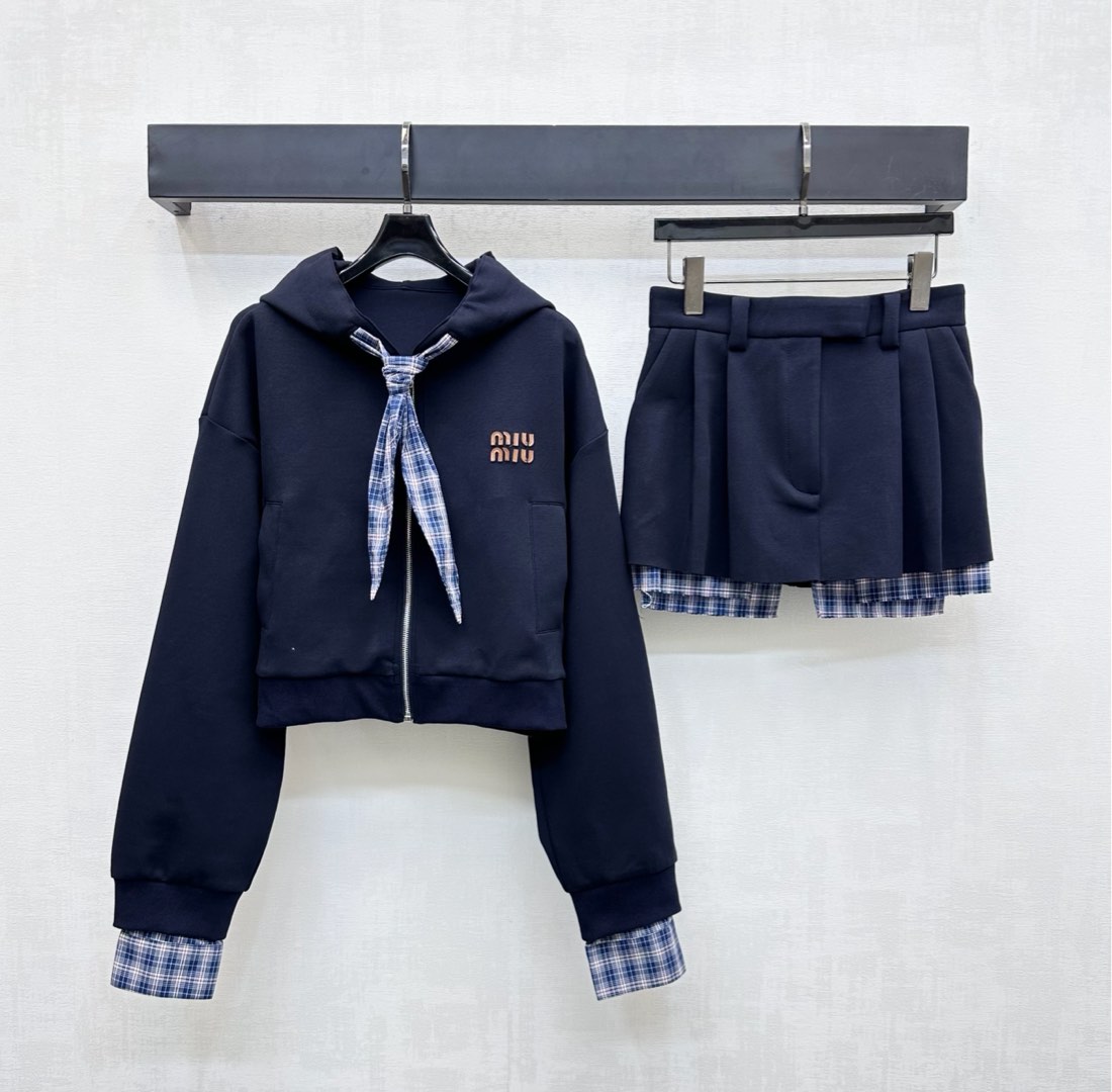 NO:470503,Miumi*2025 new product is on the shelves of spliced ​​plaid hooded jacket short skirt set custom YB imported native cotton material breathable and comfortable, straight and stylish, tie-fitting and lace-up adjustment with cuffs, matching with the short skirt pocket, lighting up details, adding layering to the styling, ready-to-wear embellish the iconic letter logo decoration, highlighting the brand tone, surface and auxiliary materials development Hooded zipper jacket with high waist pleated skirt set, complete set is simple and atmospheric, brilliant and fashionable, high version 2 colors,,miumiu, skirts, jackets & coats,hats,alexander wang19860909Miumi*2025新品上架拼接格纹连帽外套短裙套装定制YB进口原生全棉材质 透气舒适 挺阔有型 领口沿用系带调节 配合袖口拼接格纹衬衣设计 与短裙口袋相互呼应 点亮细节 增添造型层次感 成衣点缀标志性字母徽标装饰 彰显品牌调性 面辅料开发 连帽拉链外套搭配高腰压褶短裙套装 成套穿搭简约大气 出彩时髦 高版本2色,,miumiu,skirts,jackets & coats,hats,alexander wang,Women's clothing